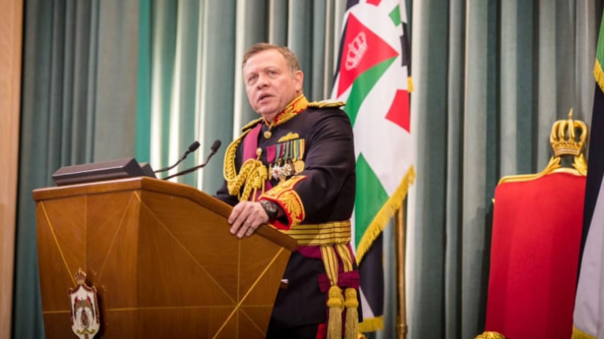 صورة سابقة لجلالة الملك وهو يلقي خطاب العرش