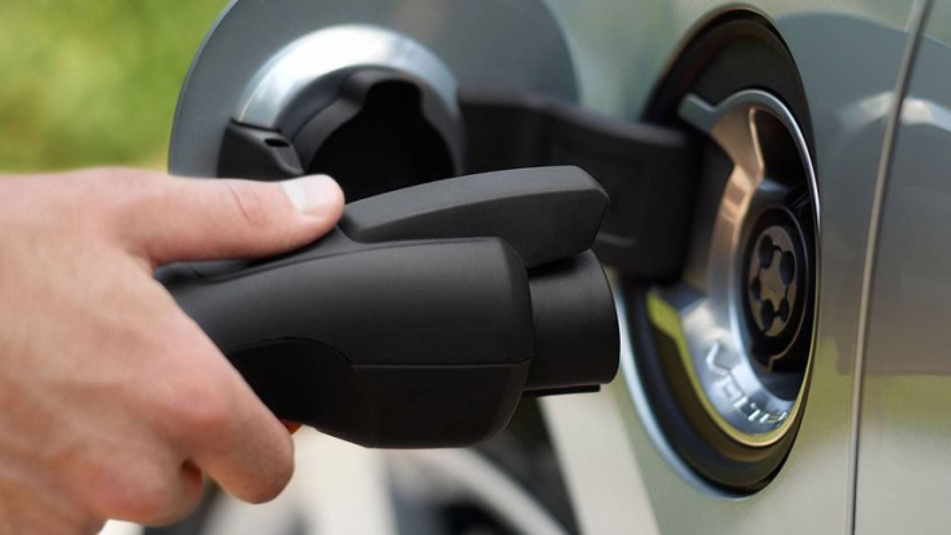 شحن مركبة كهربائية