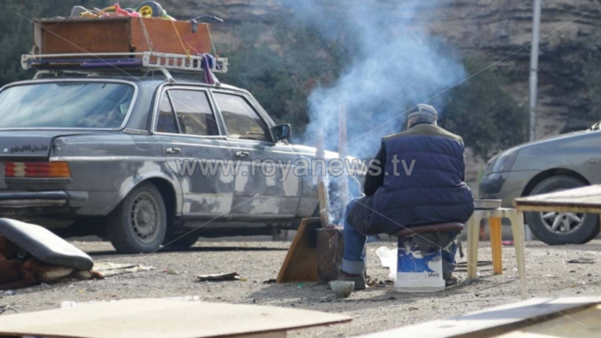 مواطن أردني يجلس إلى جانب مركبته - أرشيفية
