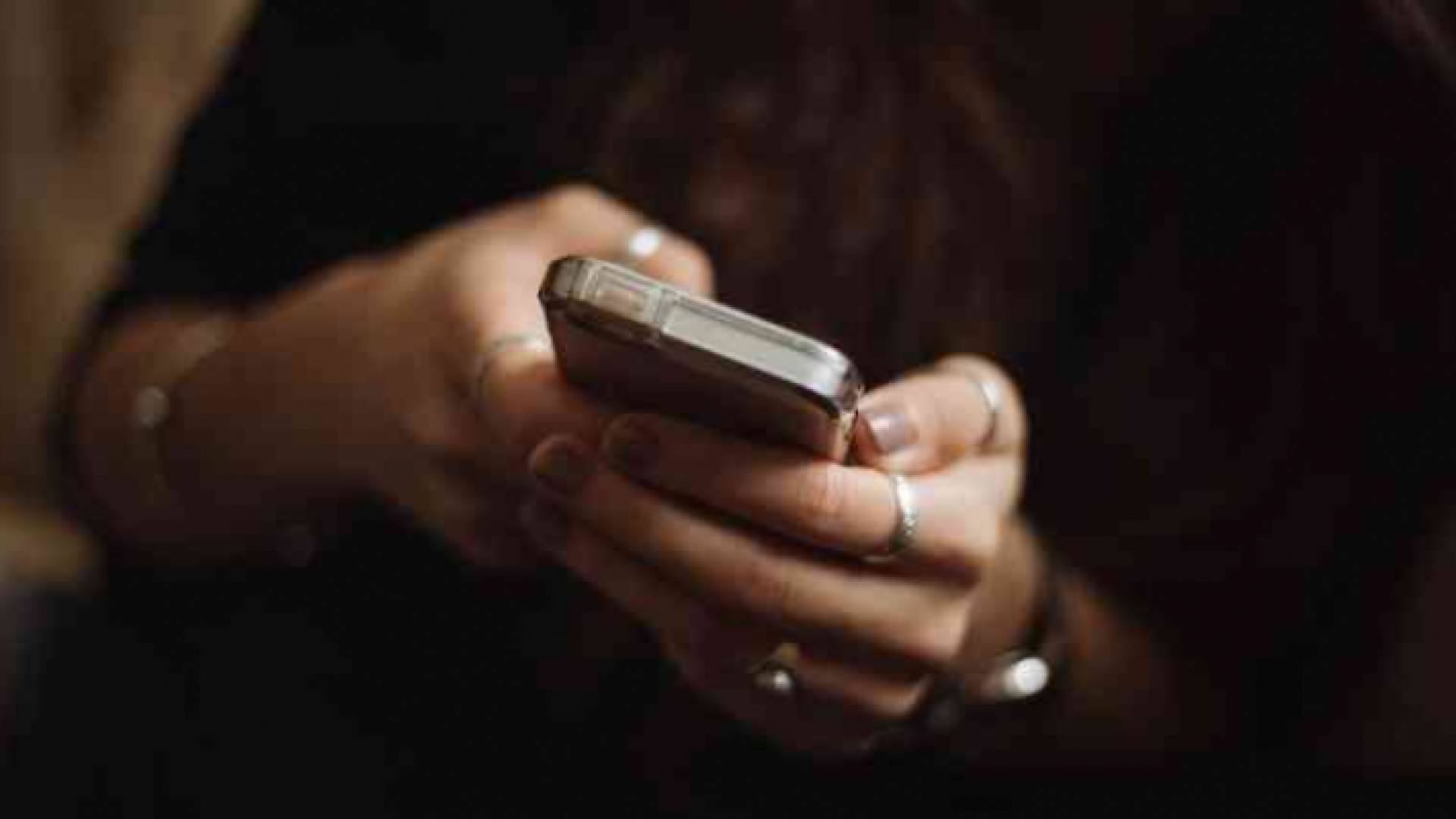 شخص يستخدم الهاتف النقال