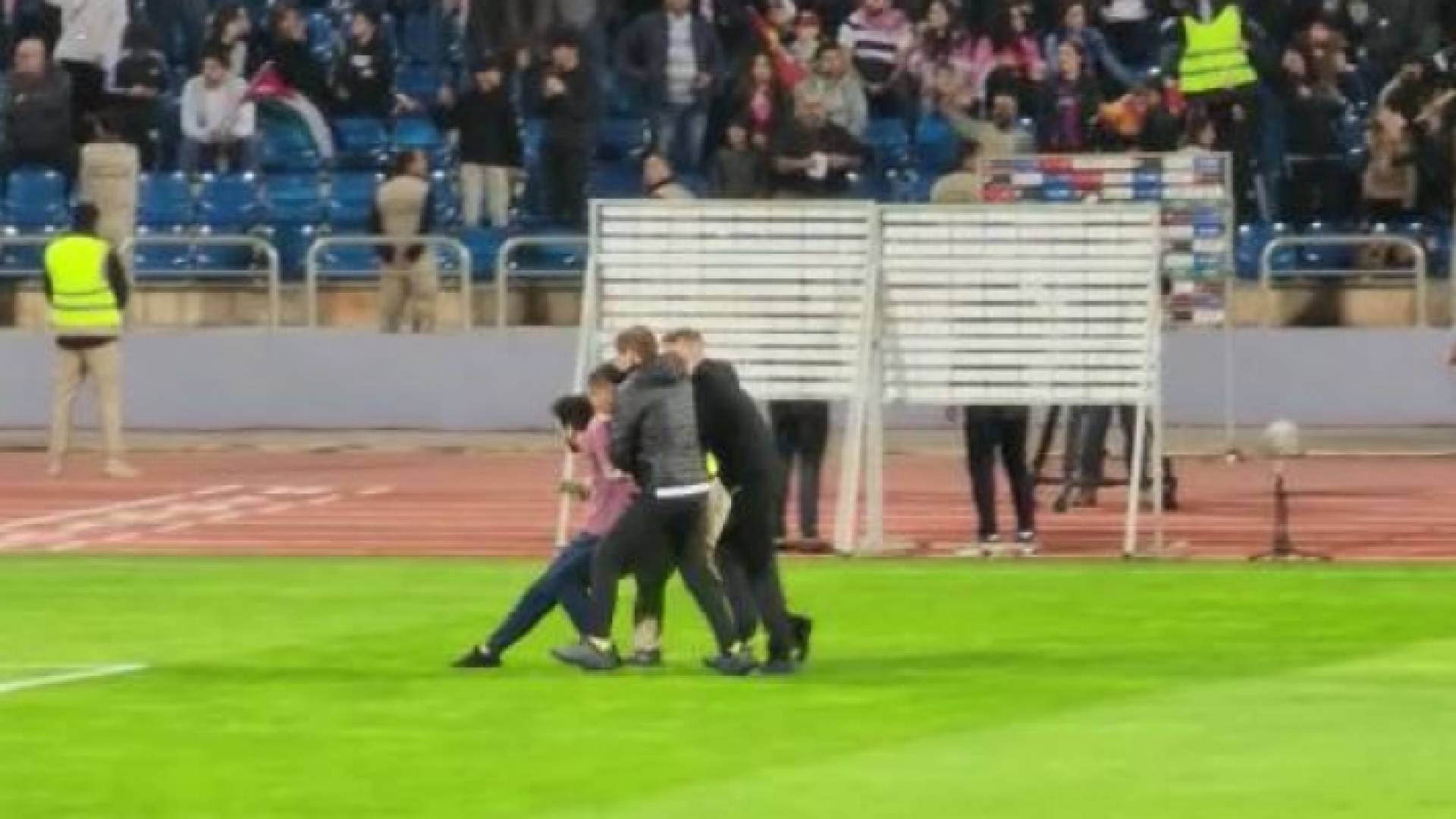 لحظة دخوله الملعب