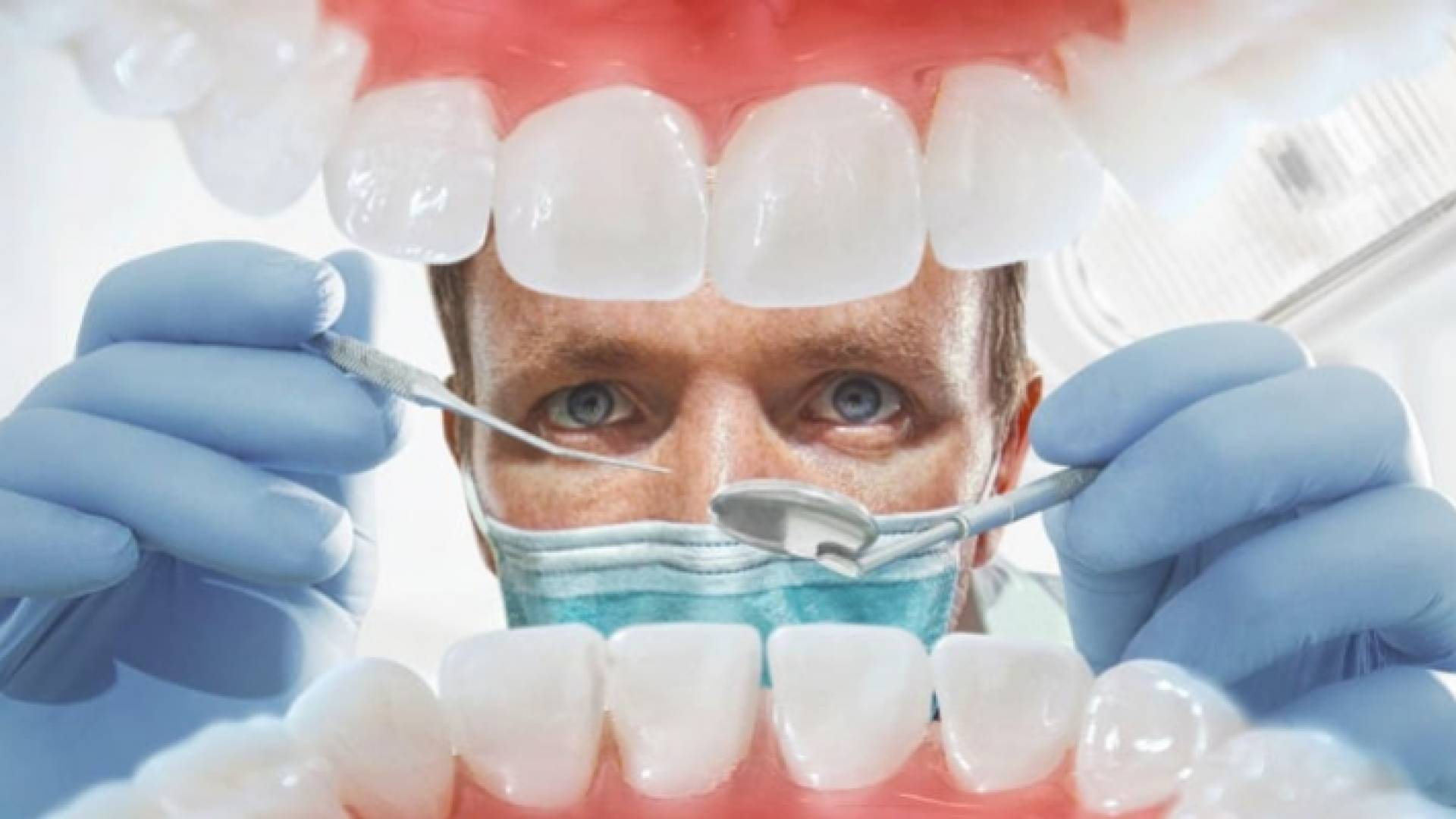 طبيب ينظر إلى فم مريض - تعبيرية