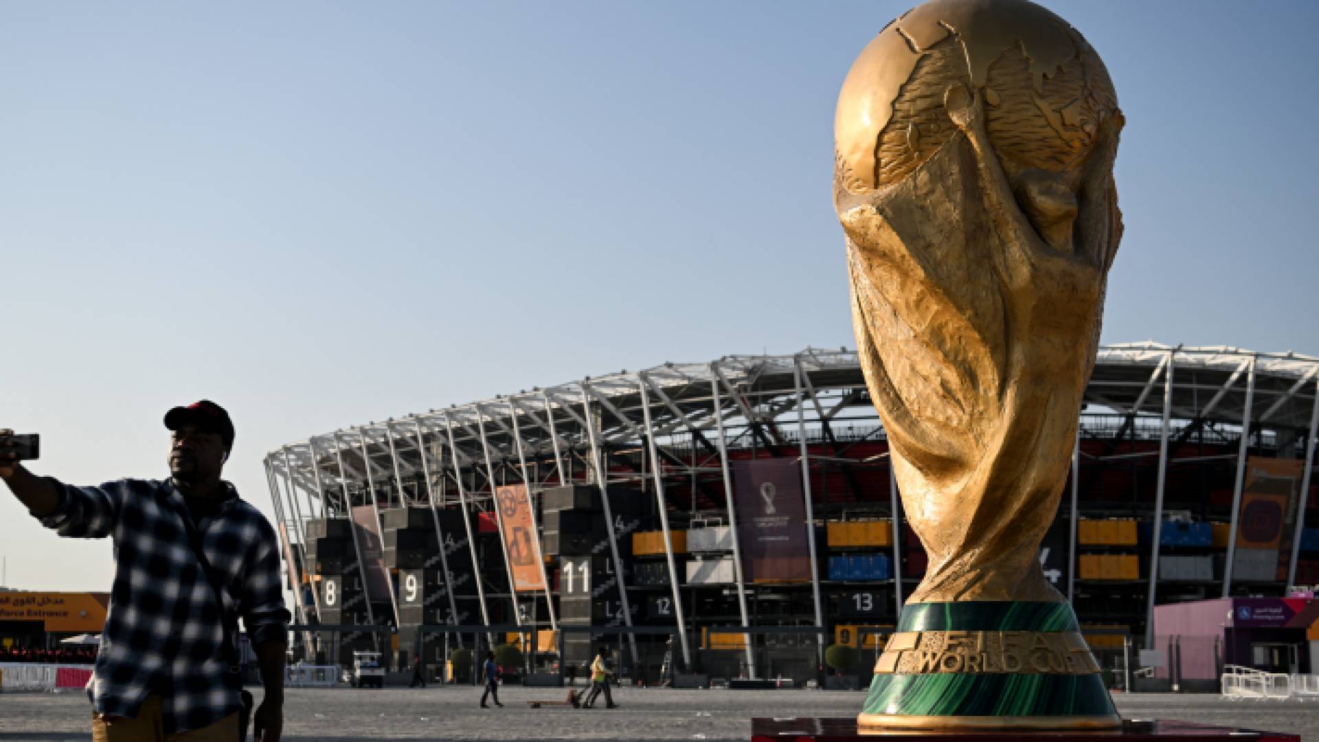 من أمام أحد ملاعب المونديال
