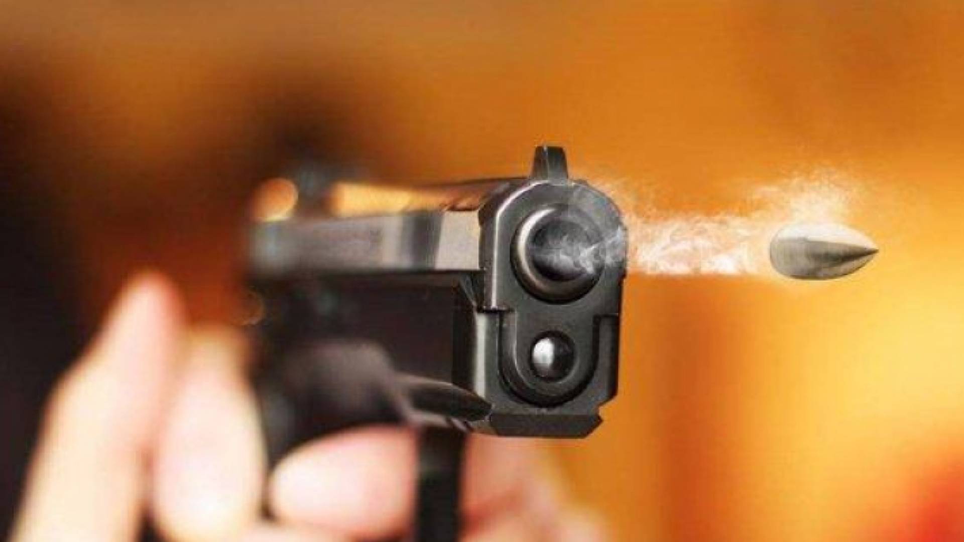 رصاصة تخرج من مسدس