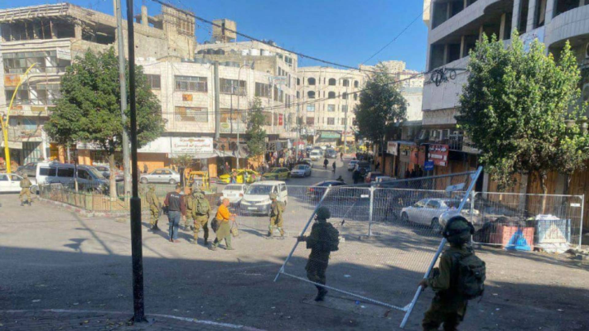 جنود الاحتلال يغلقون وسط الخليل