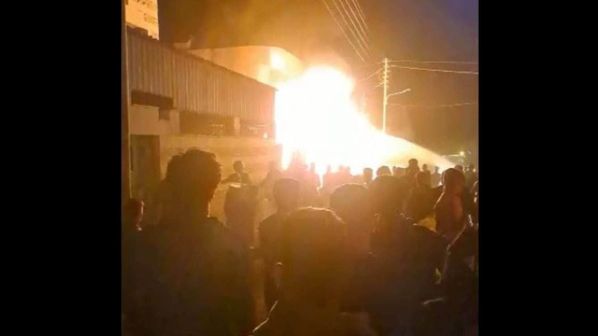 جانب من الحريق