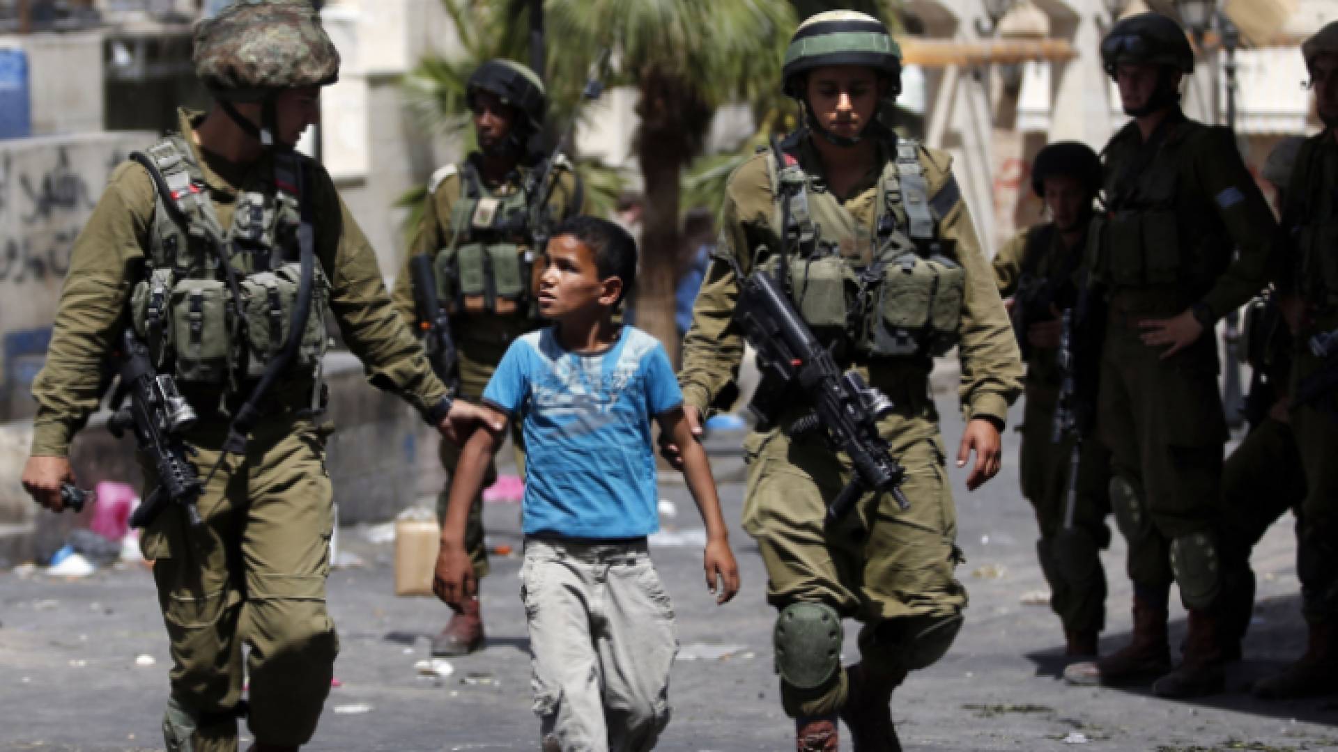 قوات الاحتلال الإسرائيلي تعتقل طفلا فلسطينيا