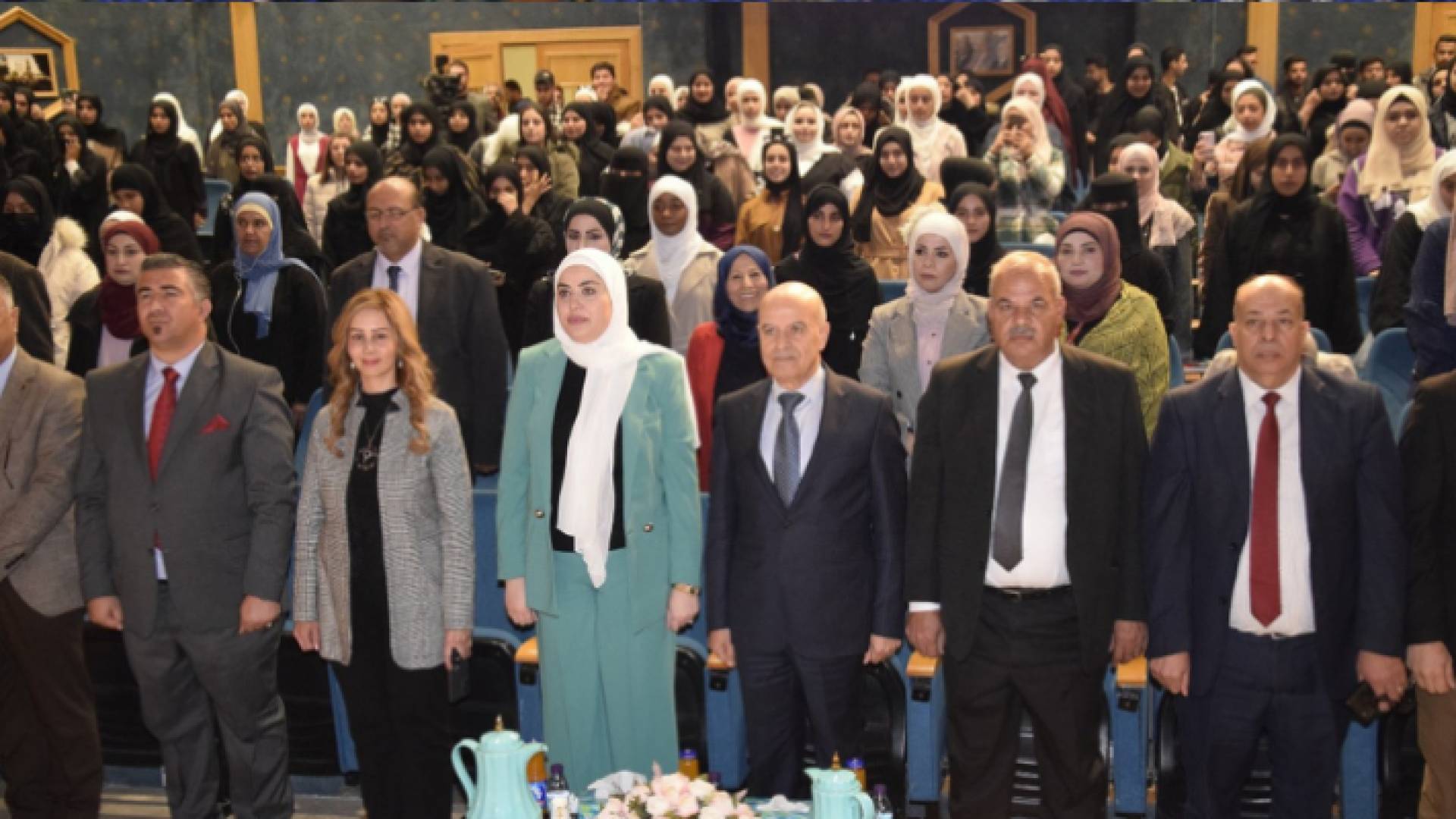 وزيرة التنمية الاجتماعية وفاء بني مصطفى (وسط) لدى رعايتها حفل يوم الطفل العالمي في جامعة الإسراء