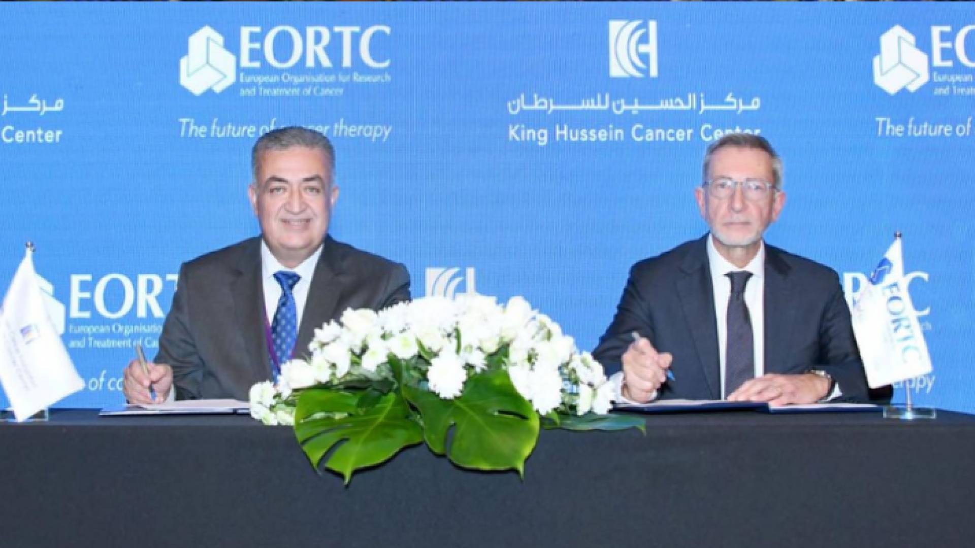 مدير عام مركز الحسين للسرطان الدكتور عاصم مصور (يسار) والرئيس التنفيذي لمنظمة (EORTC) الدكتور دينيس لاكومب