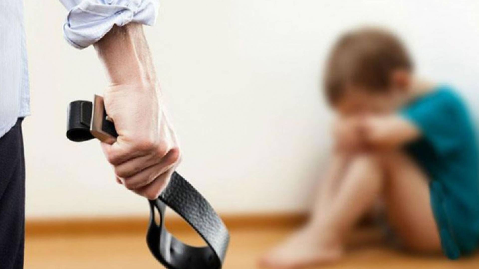 صورة توضيحية لشخص يعنف طفلا