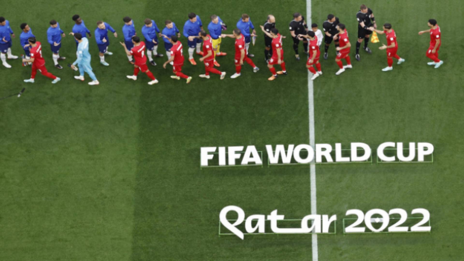 لاعبو منتخب إيران يصافحون لاعبي منتخب إنجلترا قبل انطلاق مباراة الفريقين في كأس العالم