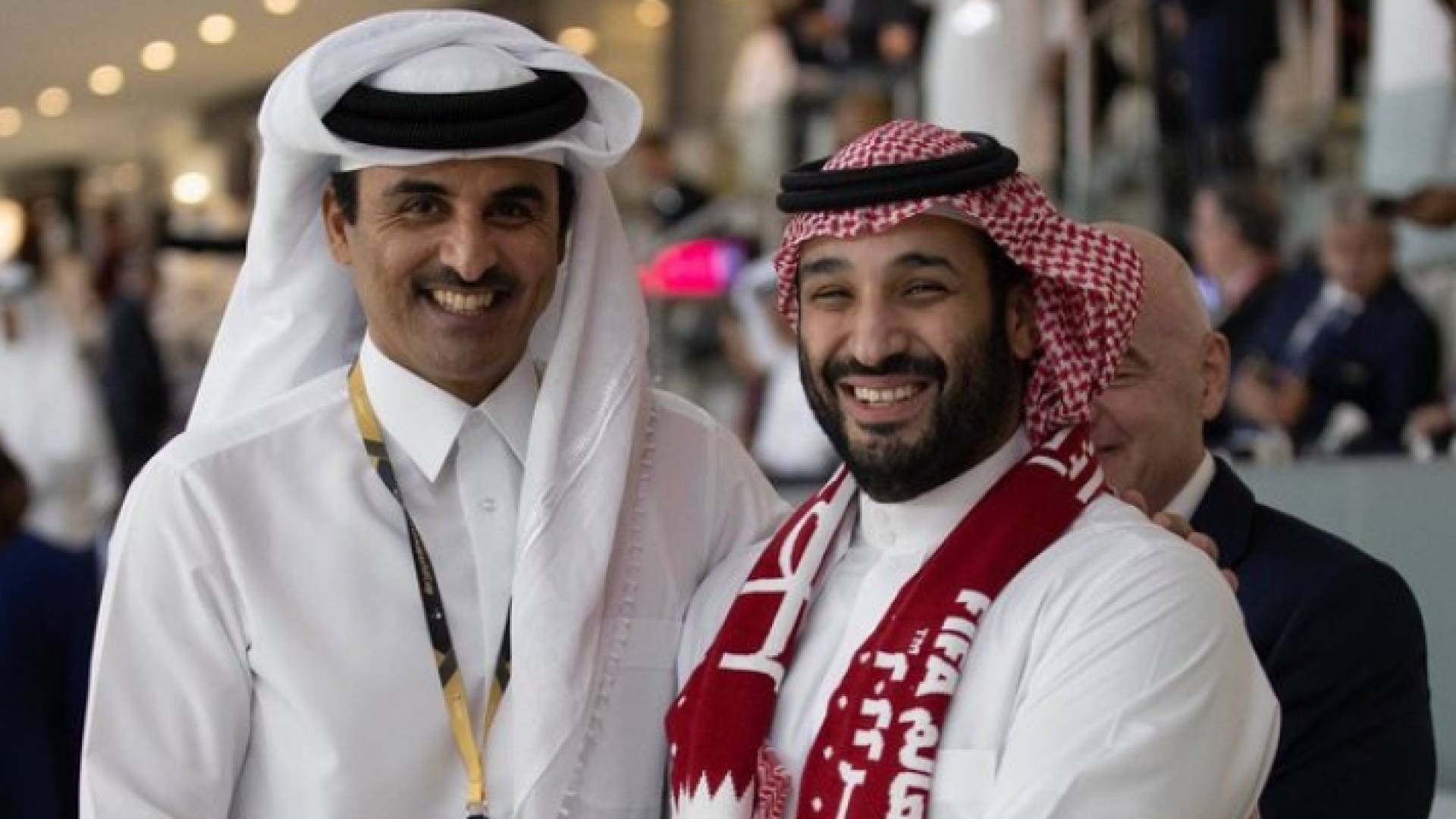 ولي العهد السعودي إلى جانب أمير قطر