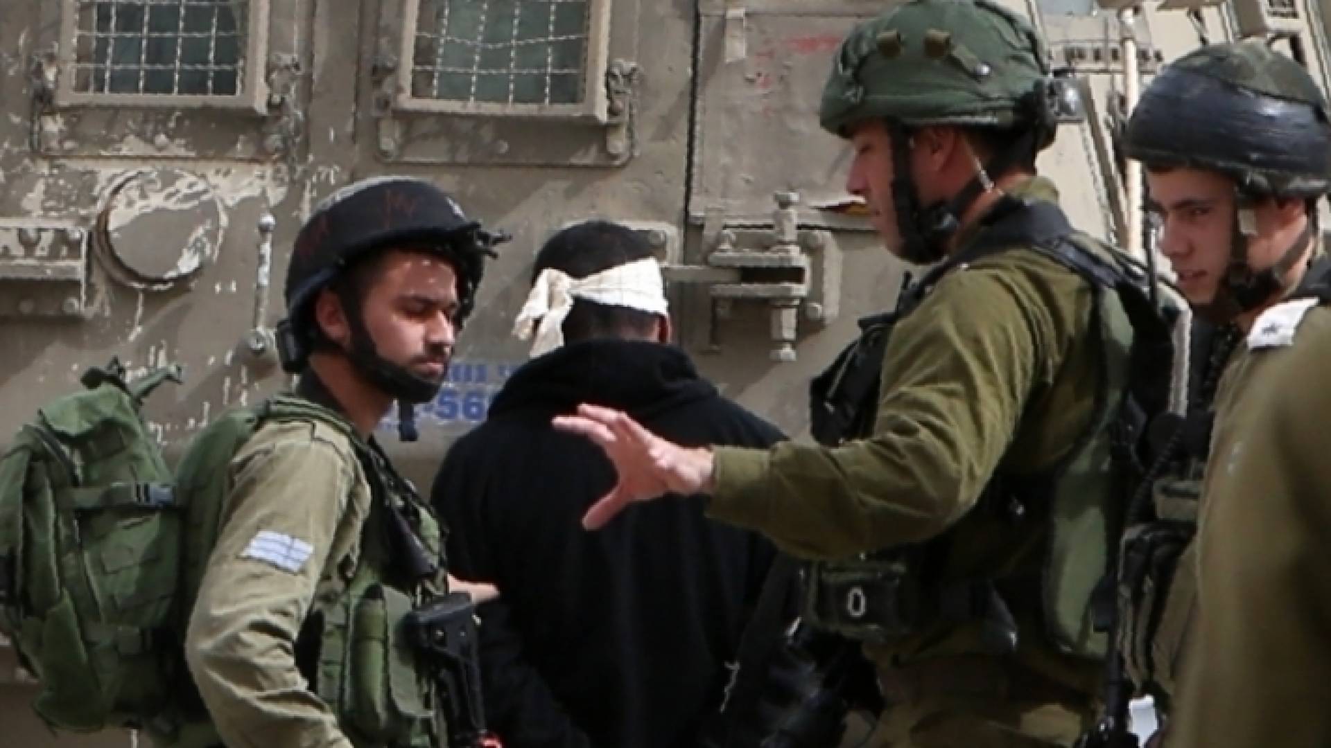 قوات الاحتلال أثناء اعتقال فلسطيني - أرشيفية