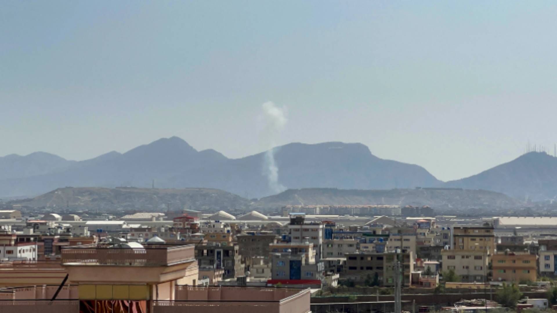 صورة أرشيفية لدخان متصاعد من مكان انفجار وقع بالقرب من مسجد في كابول