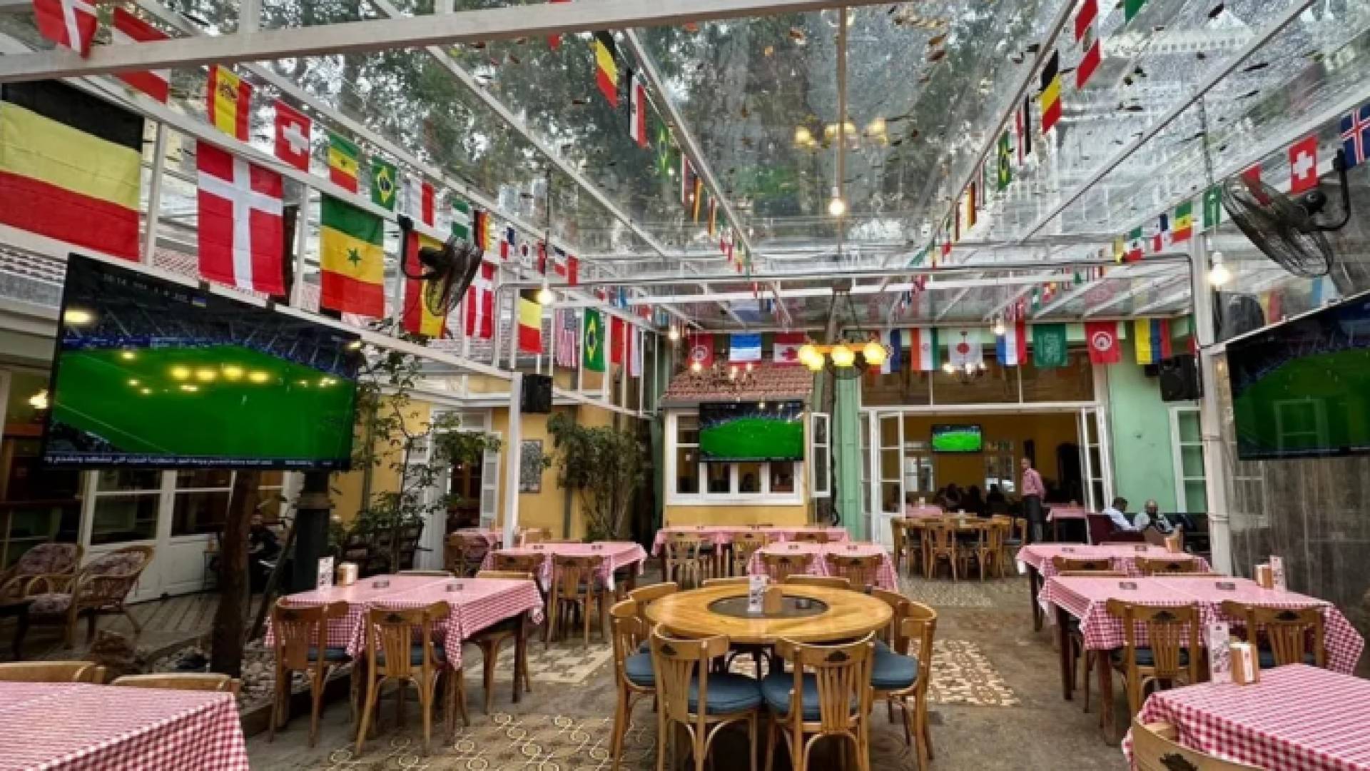 مقهى مجهز لمتابعة مونديال قطر