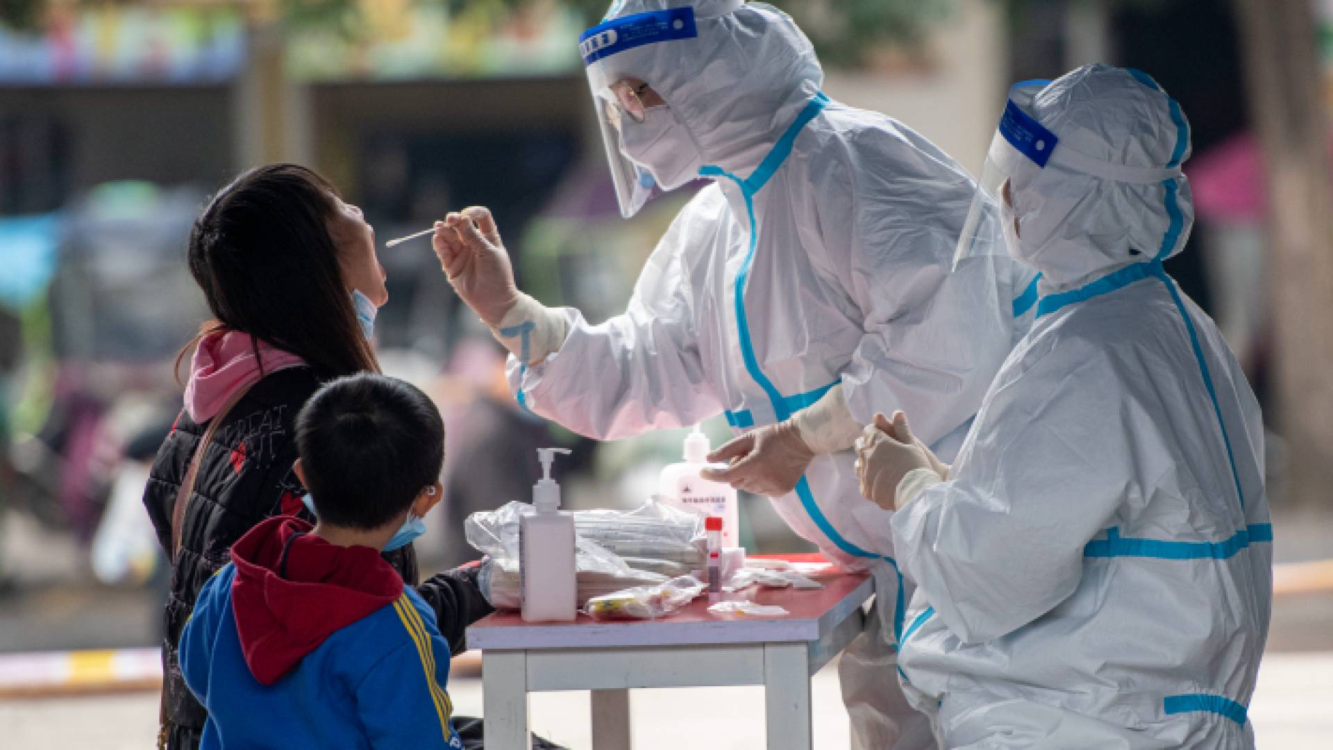 خلال إجراء فحوص الكشف عن فيروس كورونا في بكين
