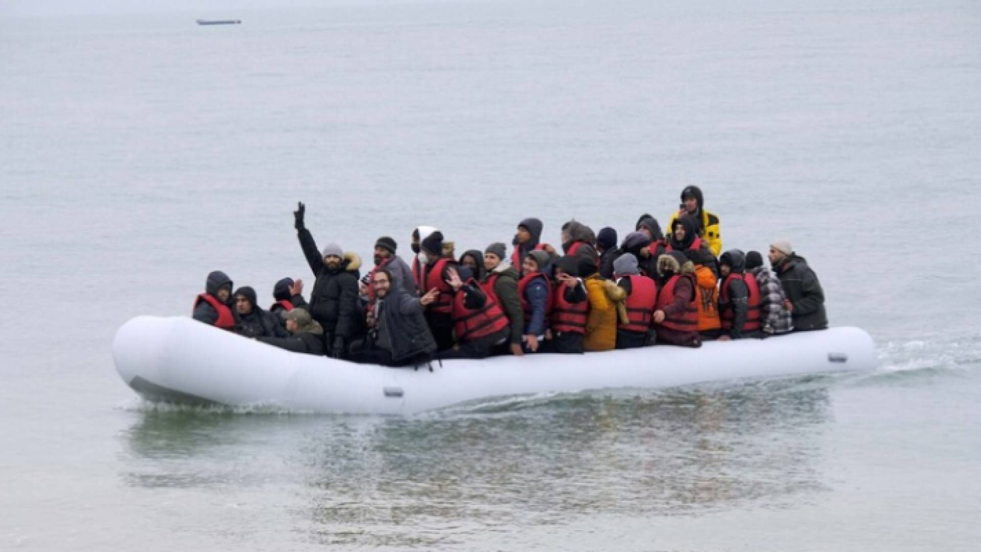 صورة أرشيفية لمهاجرين في عرض البحر