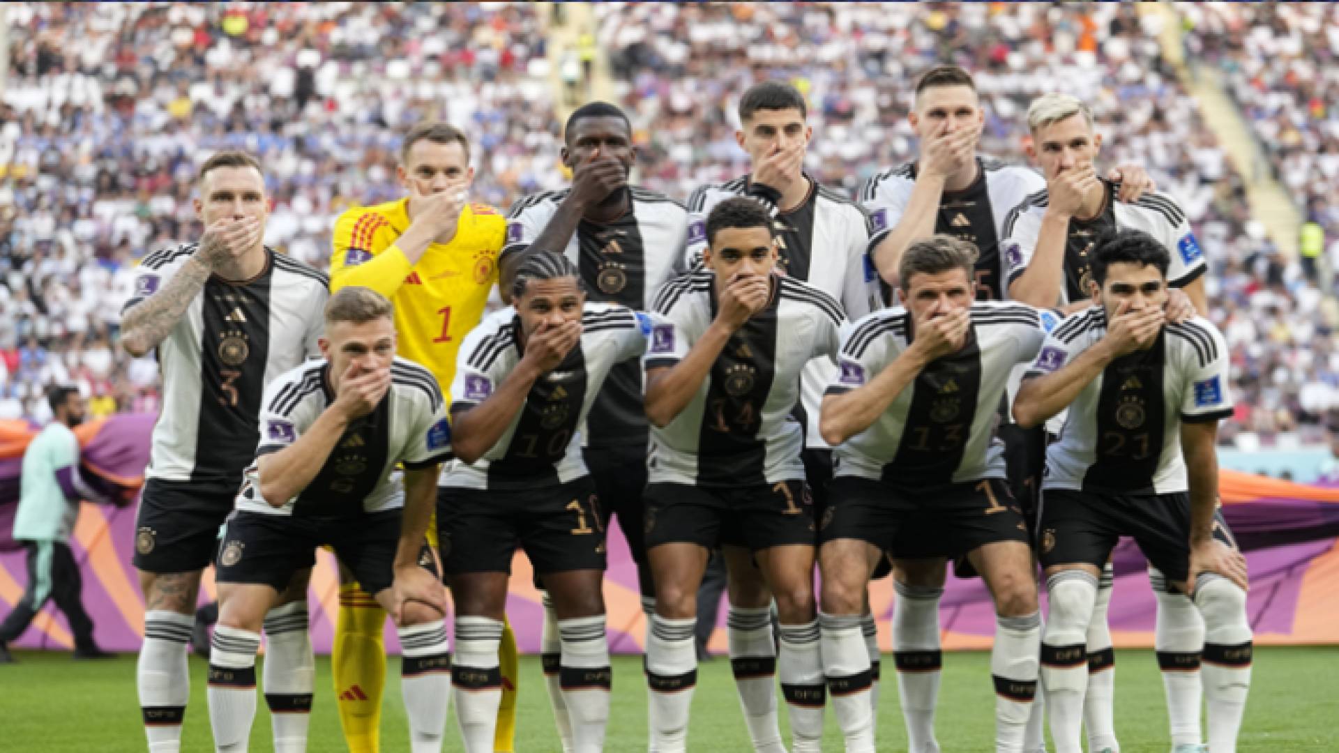 لاعبو المنتخب الألماني يكمون أفواههم قبيل مباراتهم مع اليابان في افتتاح منافسات المجموعة الخامسة بمونديال قطر