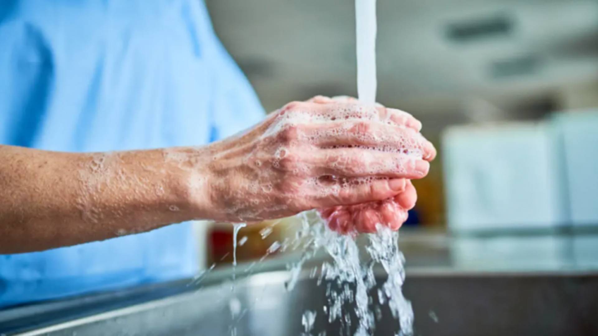 شخص يغسل يديه - توضيحية