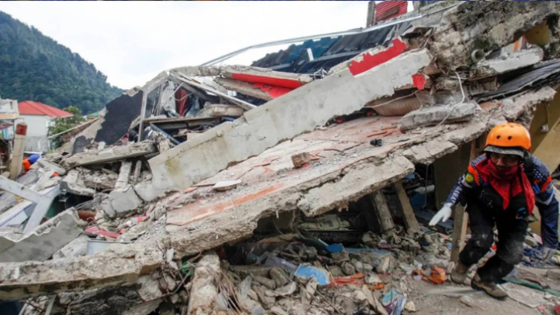 عامل يواصل جهود الإنقاذ والبحث عن ناجين ومفقودين عقب زلزال ضرب إندونيسيا