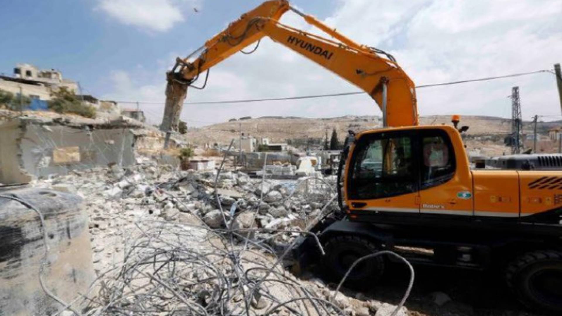 آلية عسكرية تابعة للاحتلال تهدم منزلا فلسطينيا