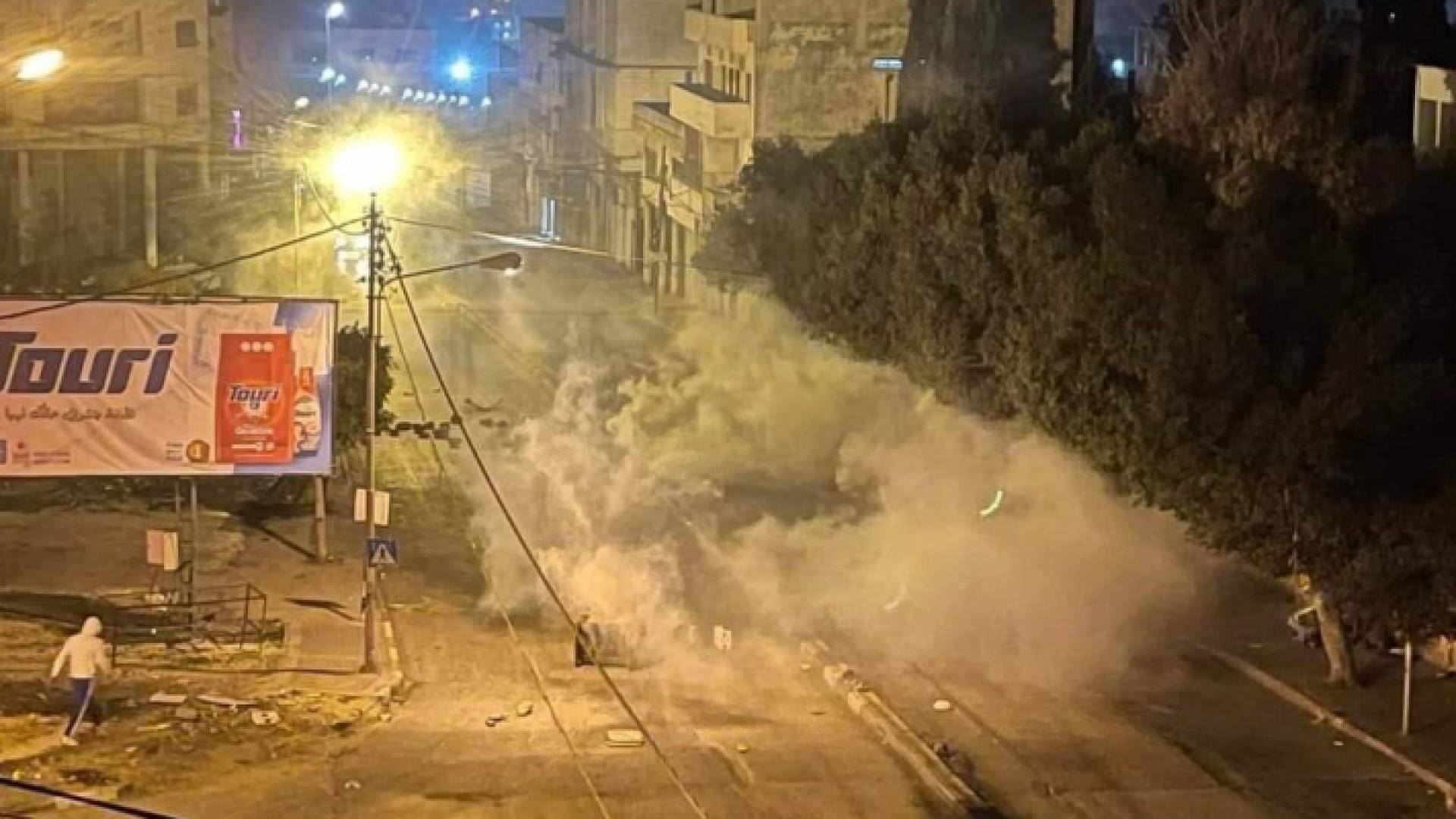 قوات الاحتلال الإسرائيلي تطلق قنابل الغاز خلال اقتحامها مدينة نابلس - وفا