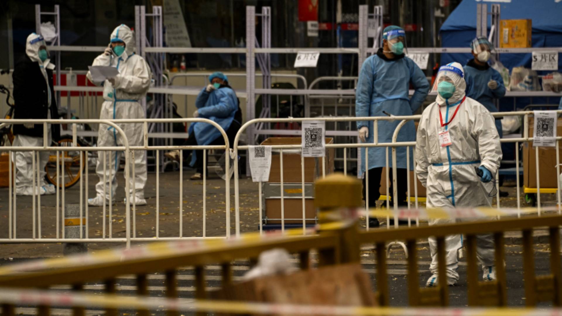 أفراد الأمن يرتدون معدات الحماية الشخصية من كورونا - AFP