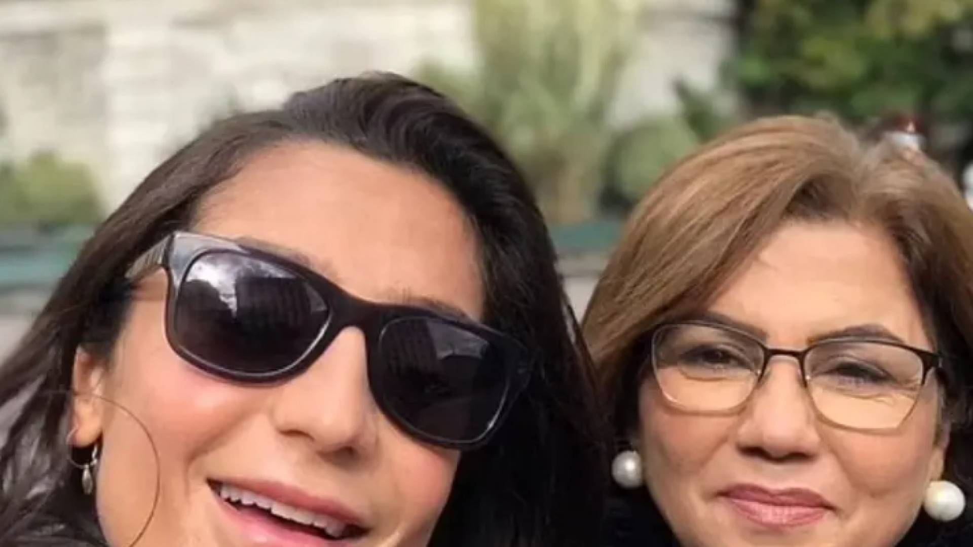 لاعبة كرة القدم نادية نديم برفقة والدتها