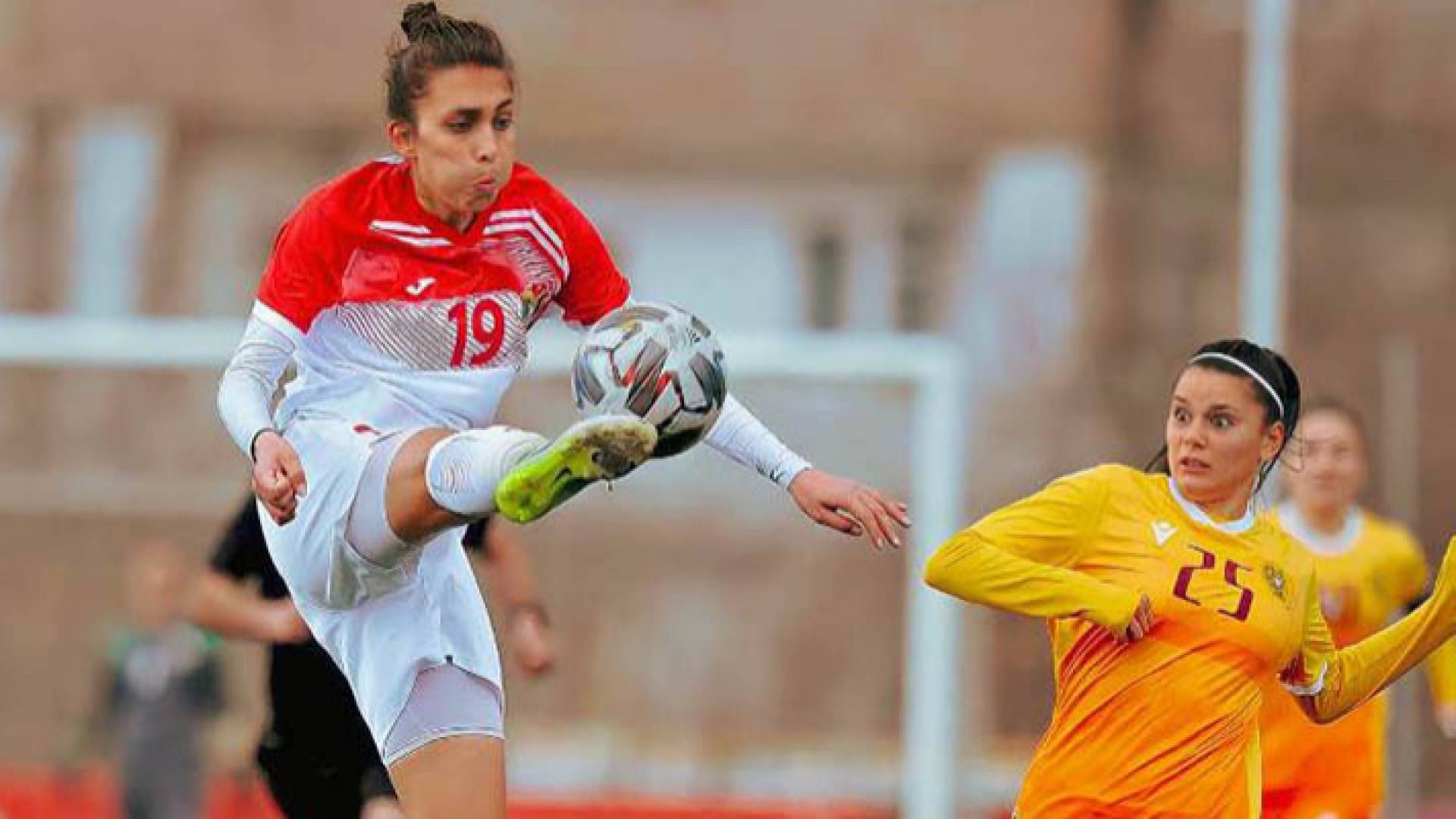 اللاعبة المجالي خلال تمثيل المنتخب الوطني في إحدى المباريات