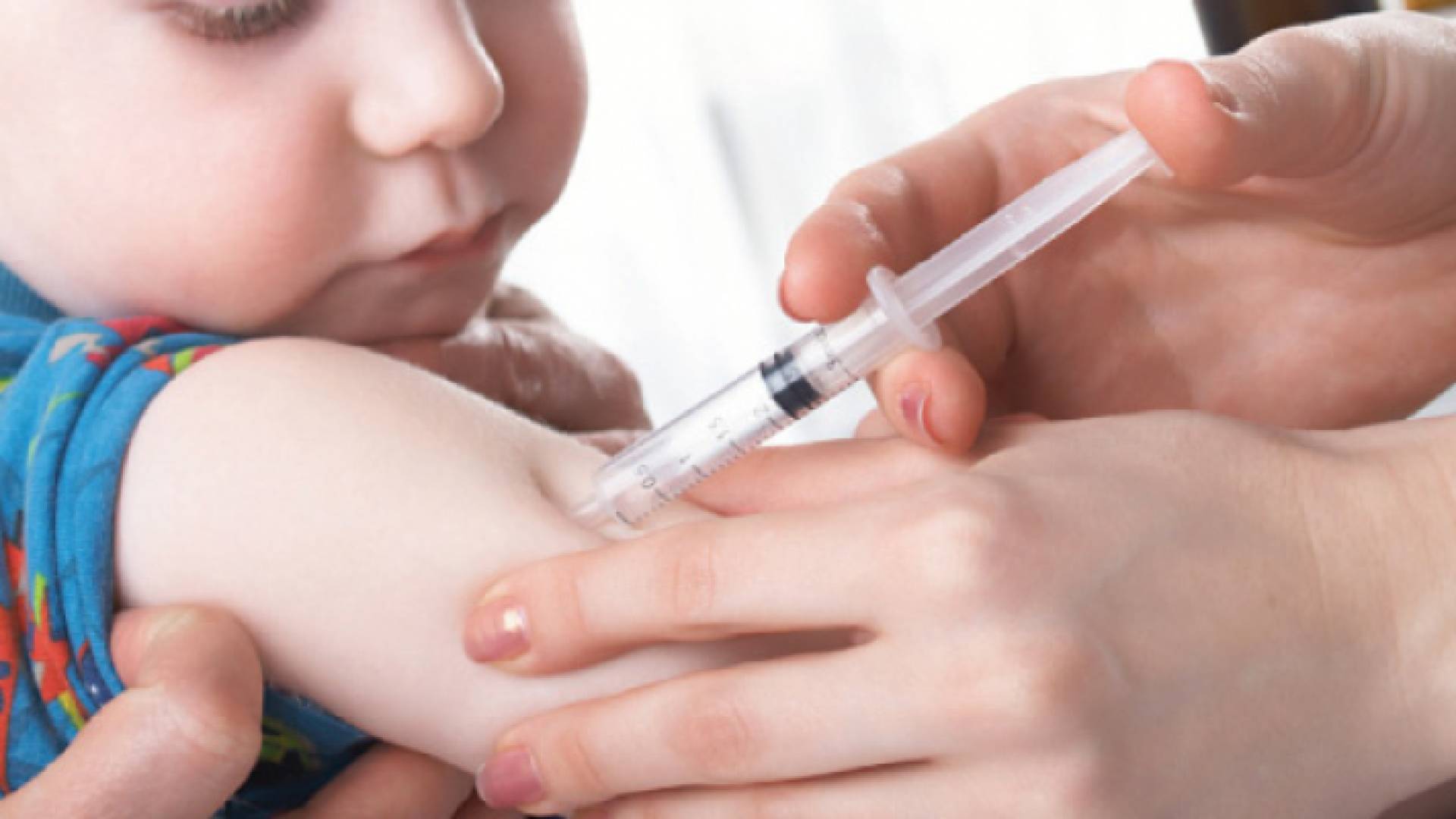 طفل يتلقى مطعوم