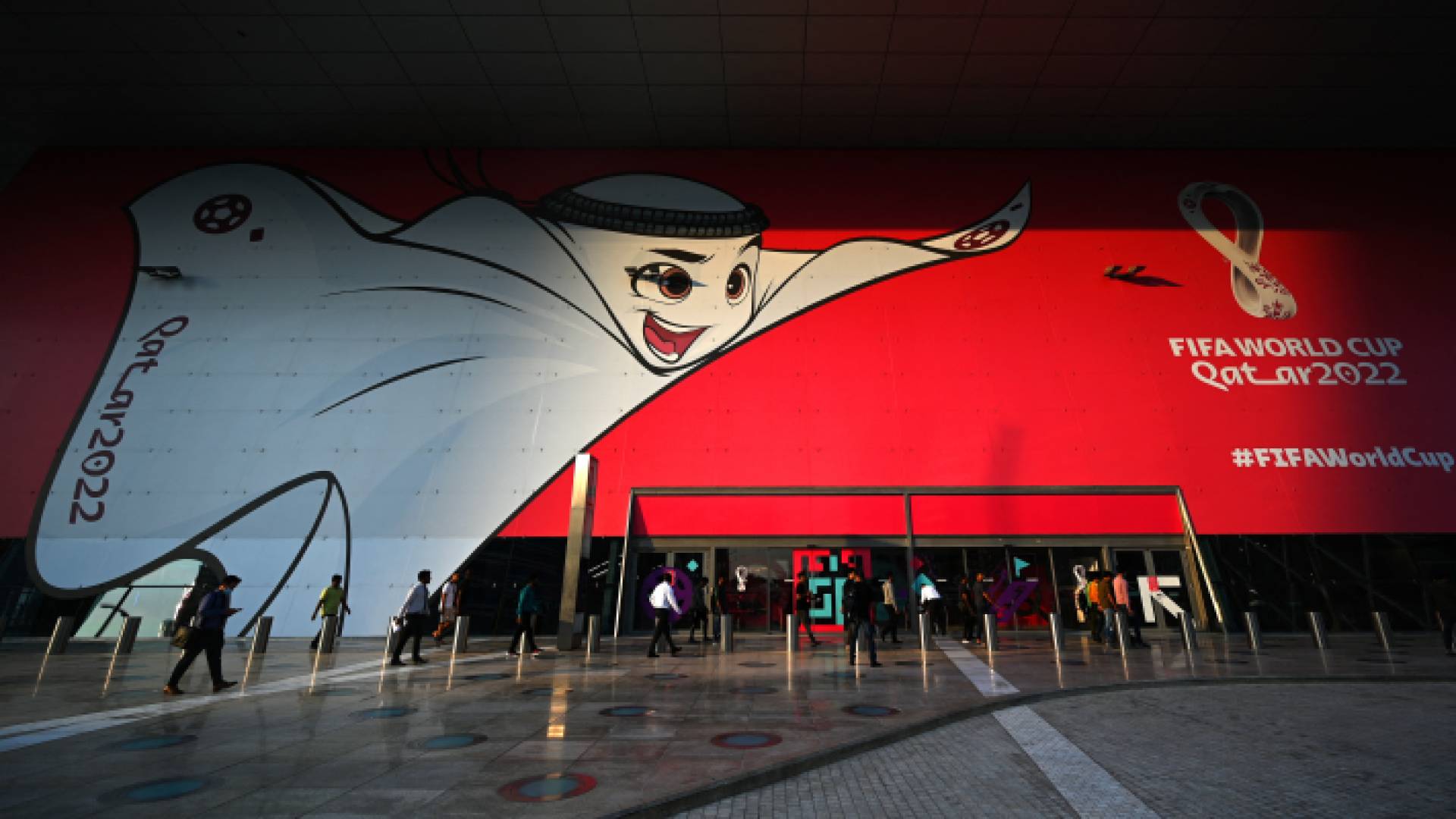 جماهير أمام أحد الملاعب في قطر