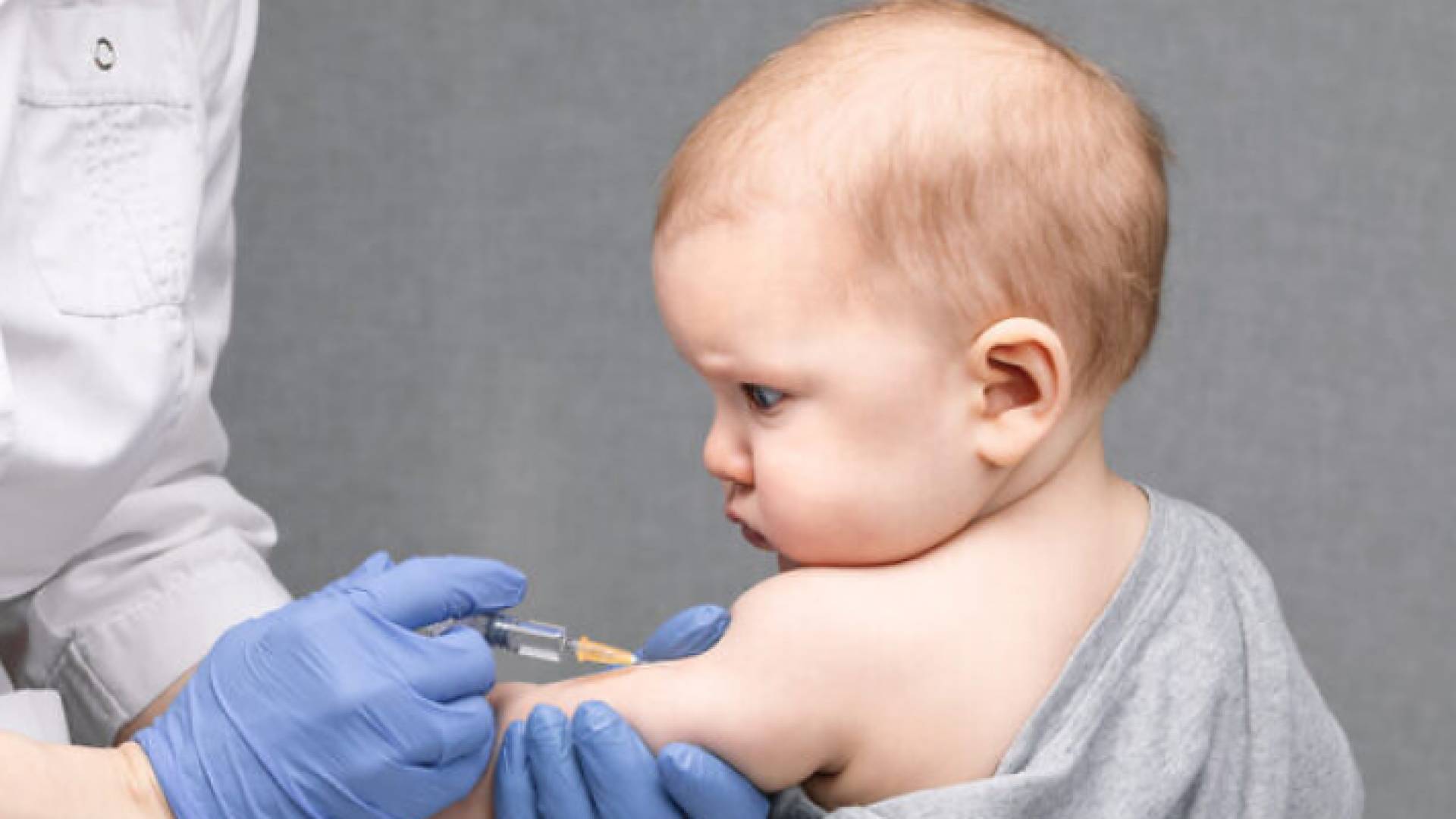 طفل يتلقى مطعوم