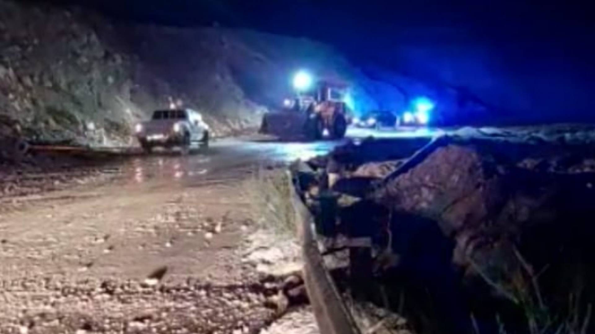 جانب من أعمال إزالة الجرف الطيني في منطقة الموجب