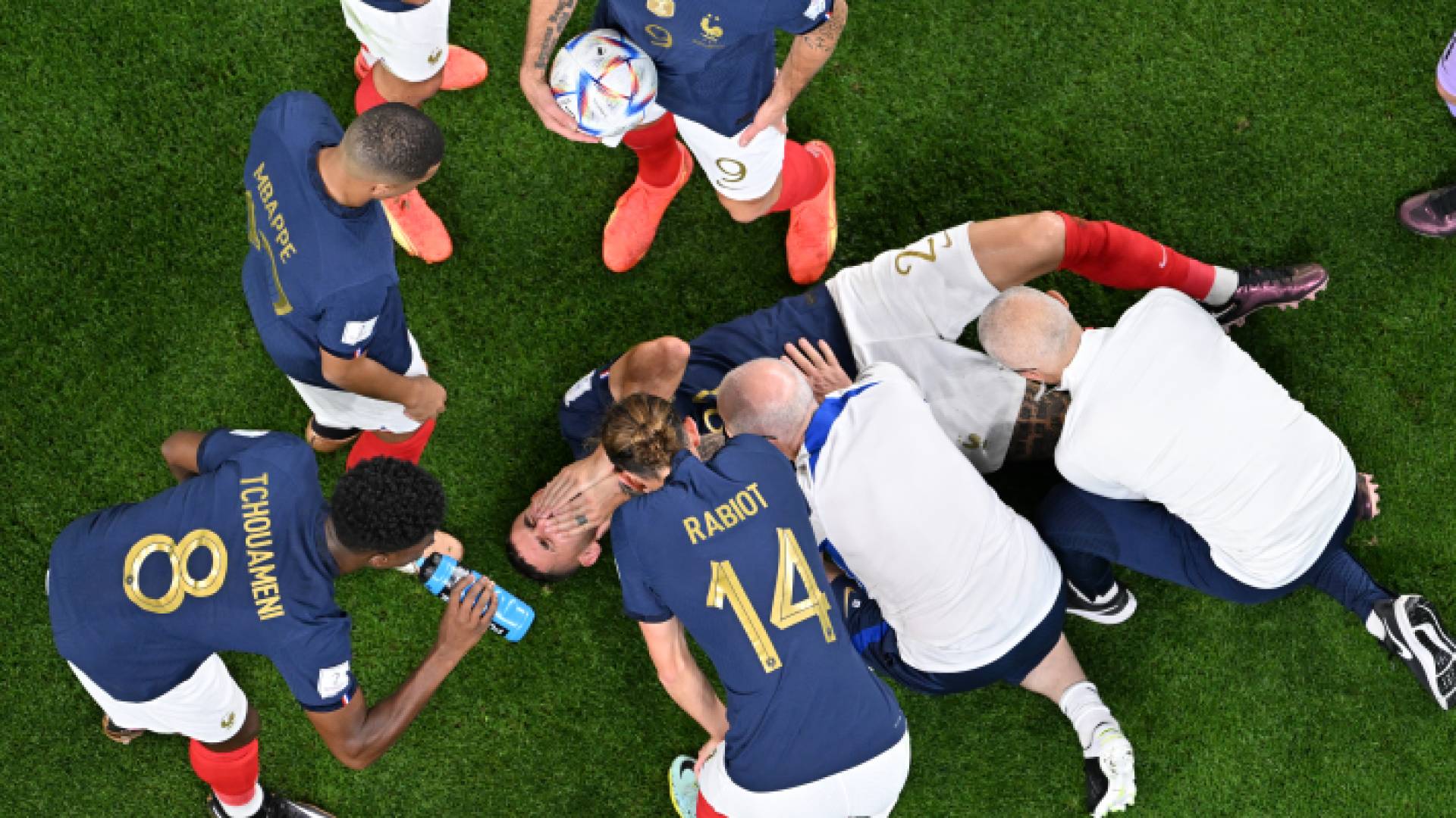 لحظة إصابة اللاعب الفرنسي