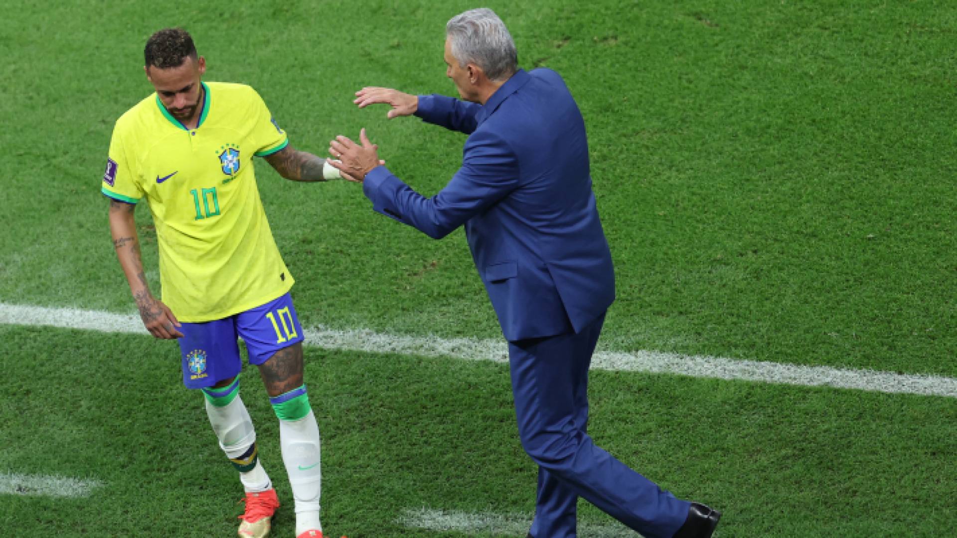 لحظة خروج نيمار مصابا