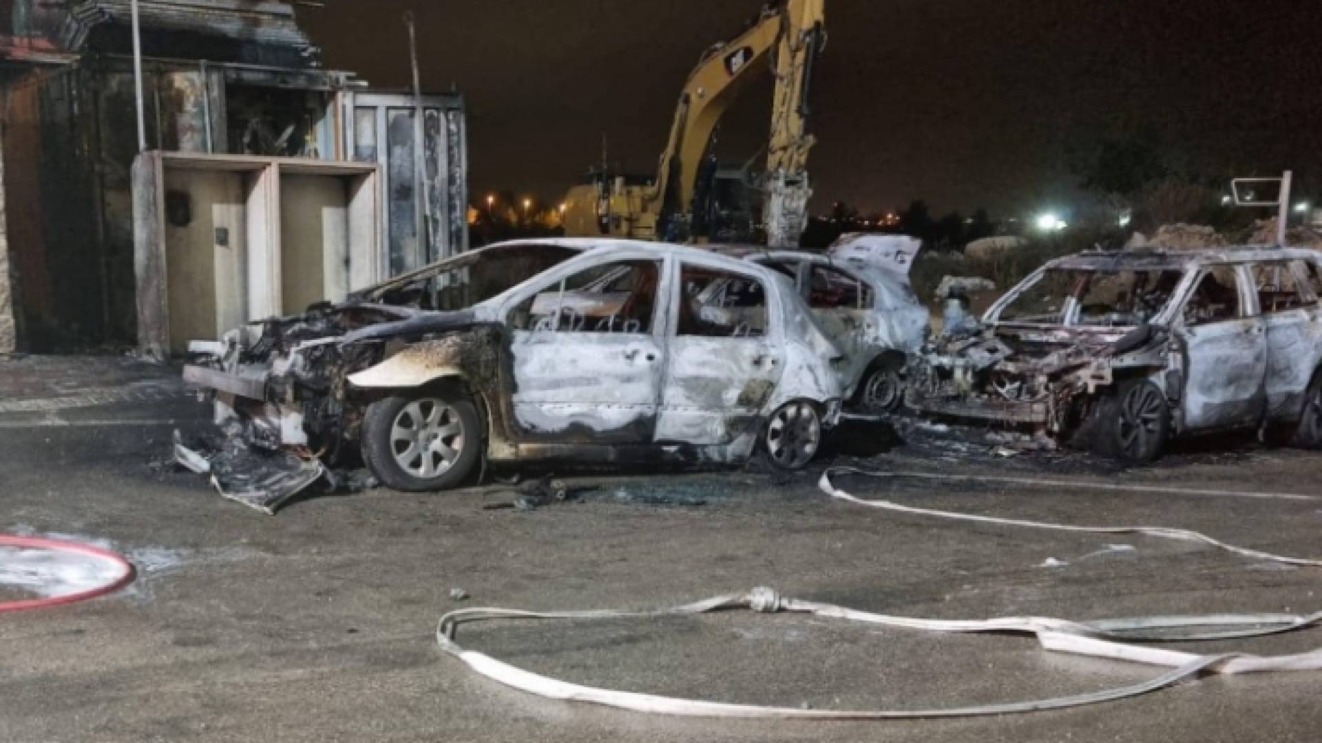 مركبات الفلسطينيين عقب حرقها