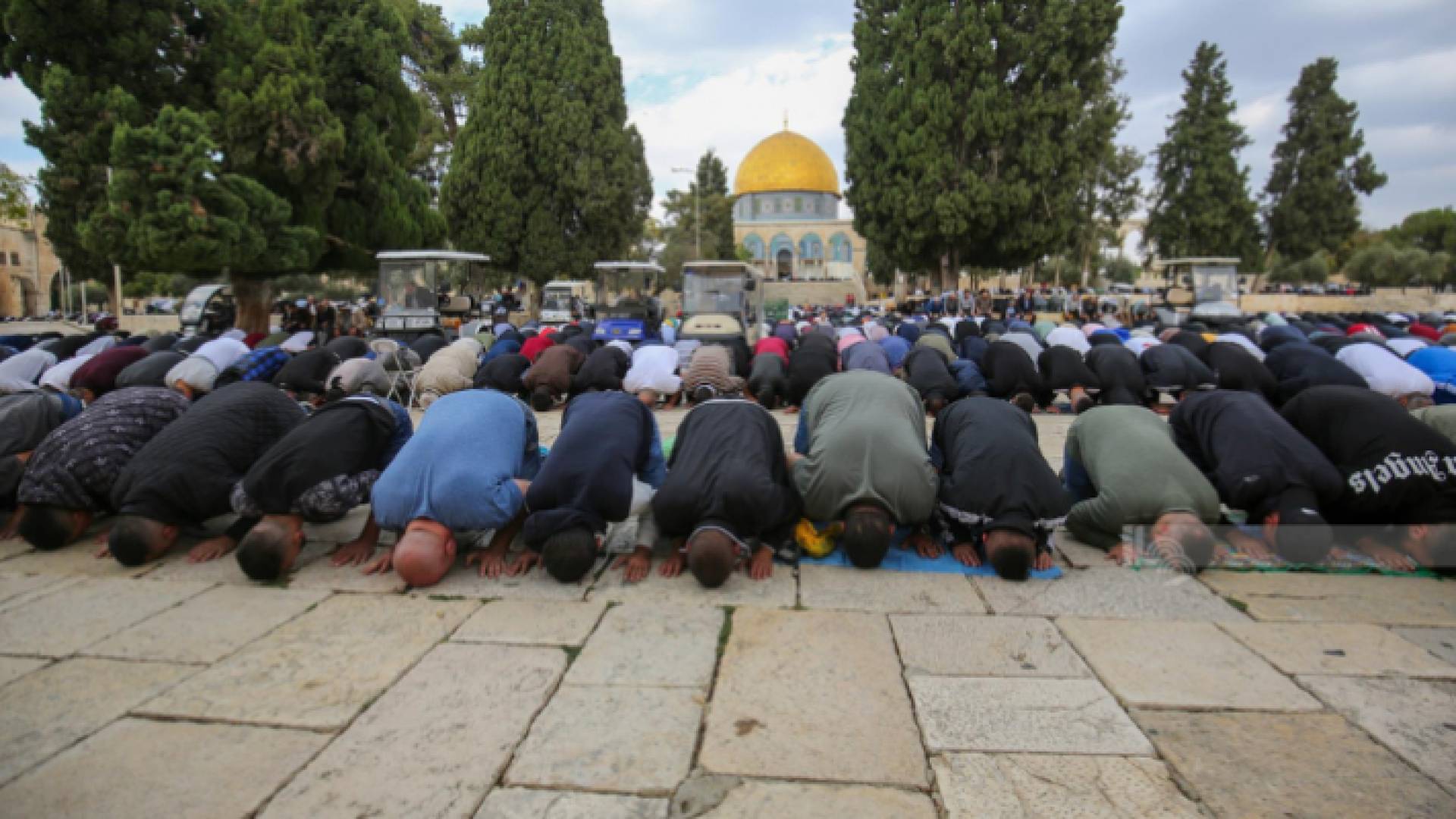 فلسطينيون يؤدون صلاة الجمعة في المسجد الأقصى