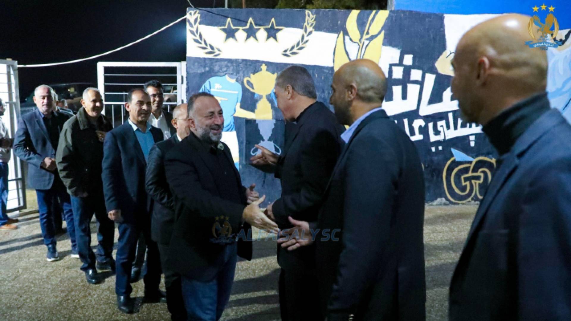 وفد الوحدات اثناء دخوله إلى مقر النادي الفيصلي