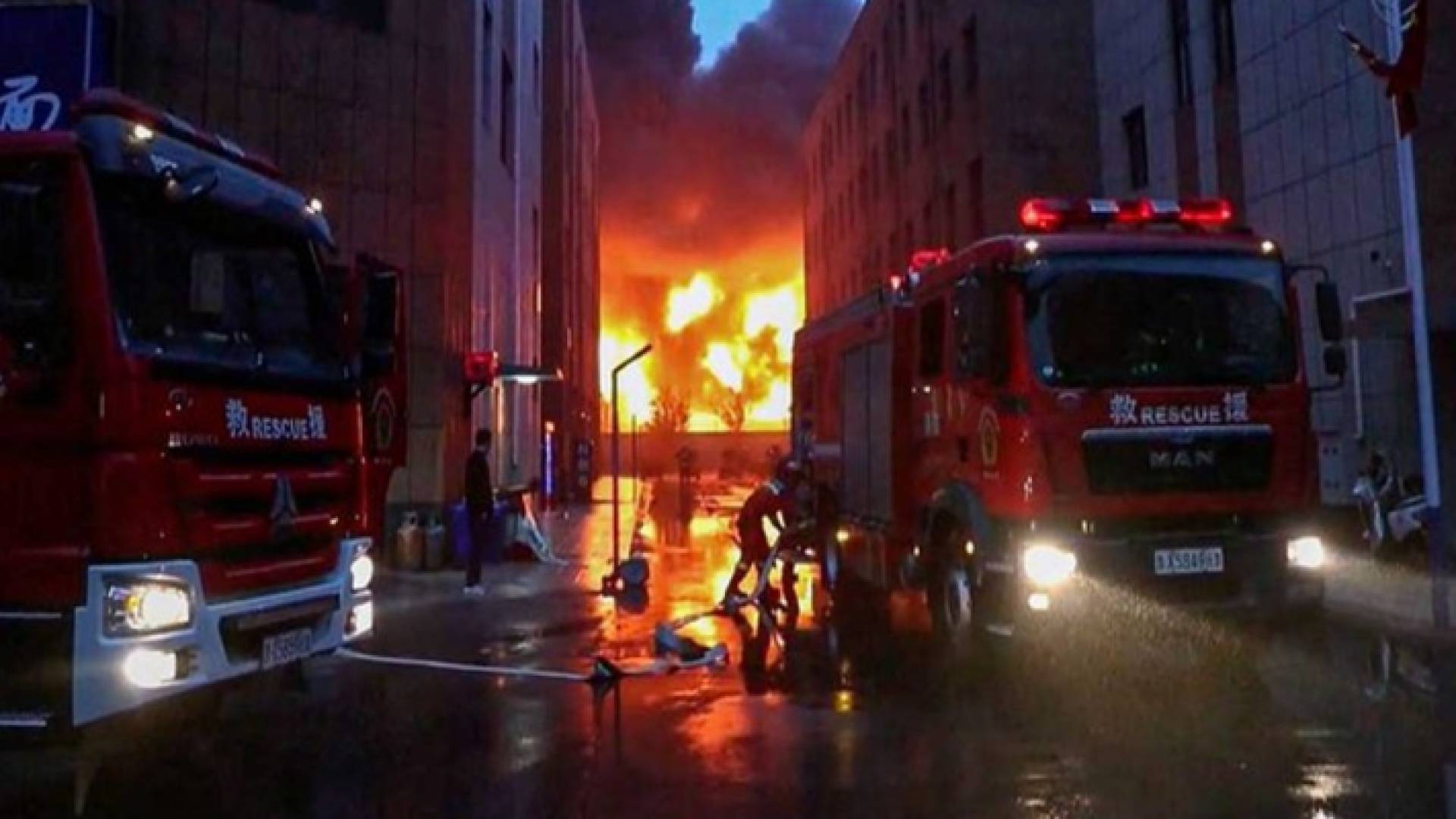 سيارات اطفاء صينية - أرشيفية