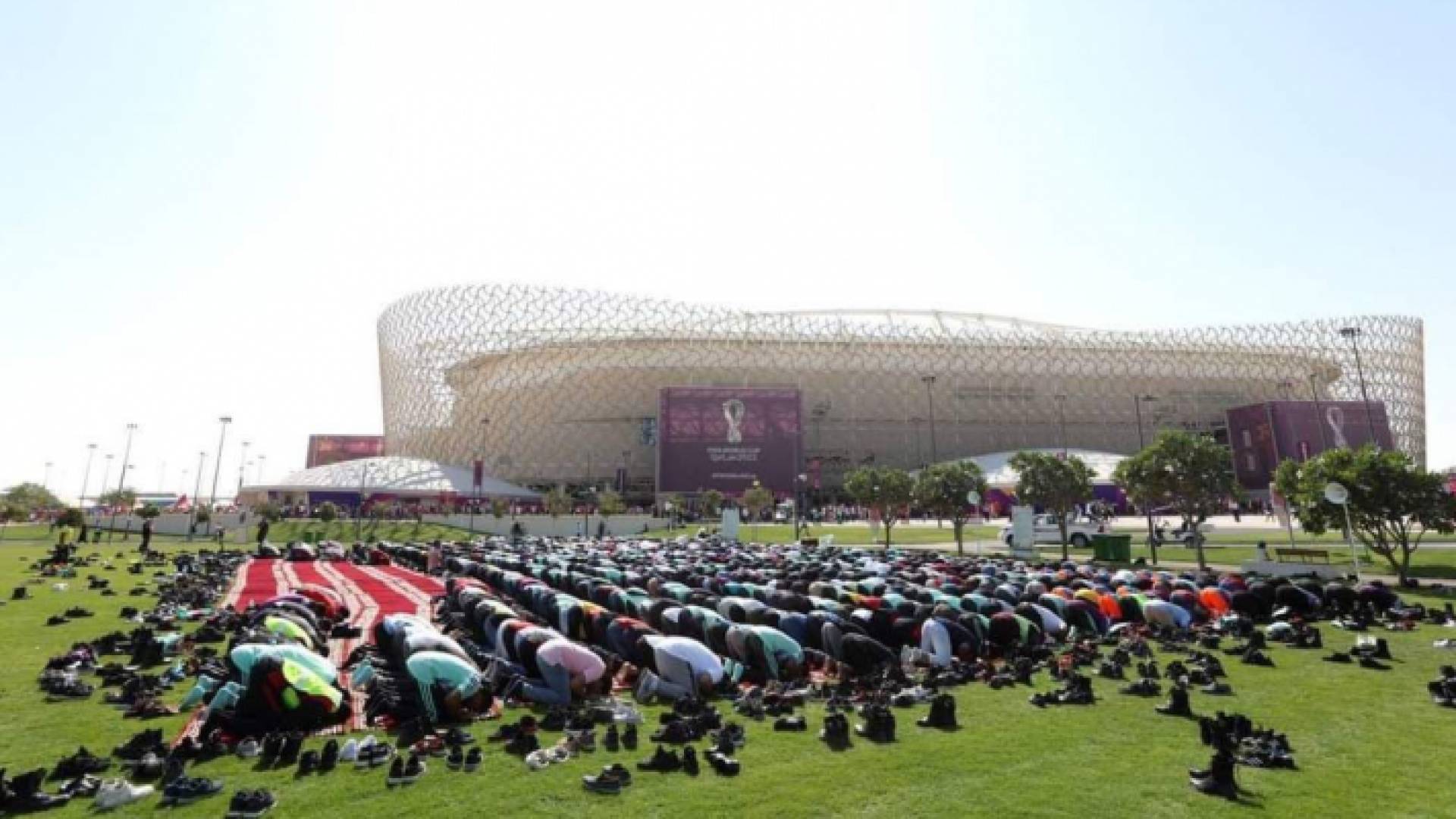 جماهير المونديال تقيم أول صلاة جماعية