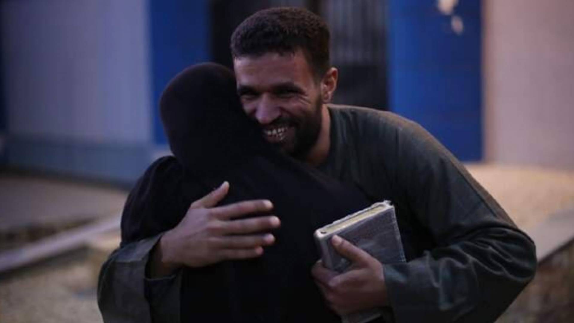 أحد المعتقلين المفرج عنهم