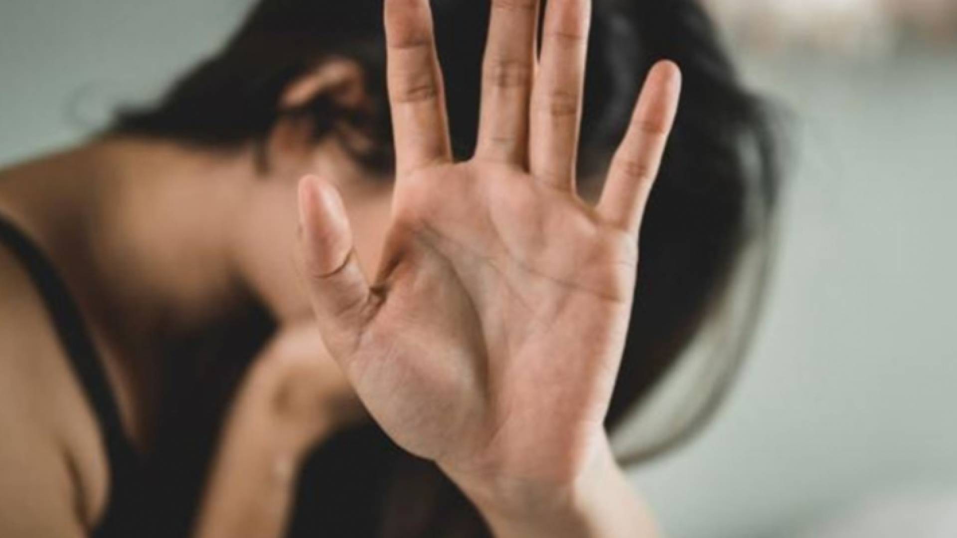 صورة تعبيرية لسيدة تتعرض للاعتداء