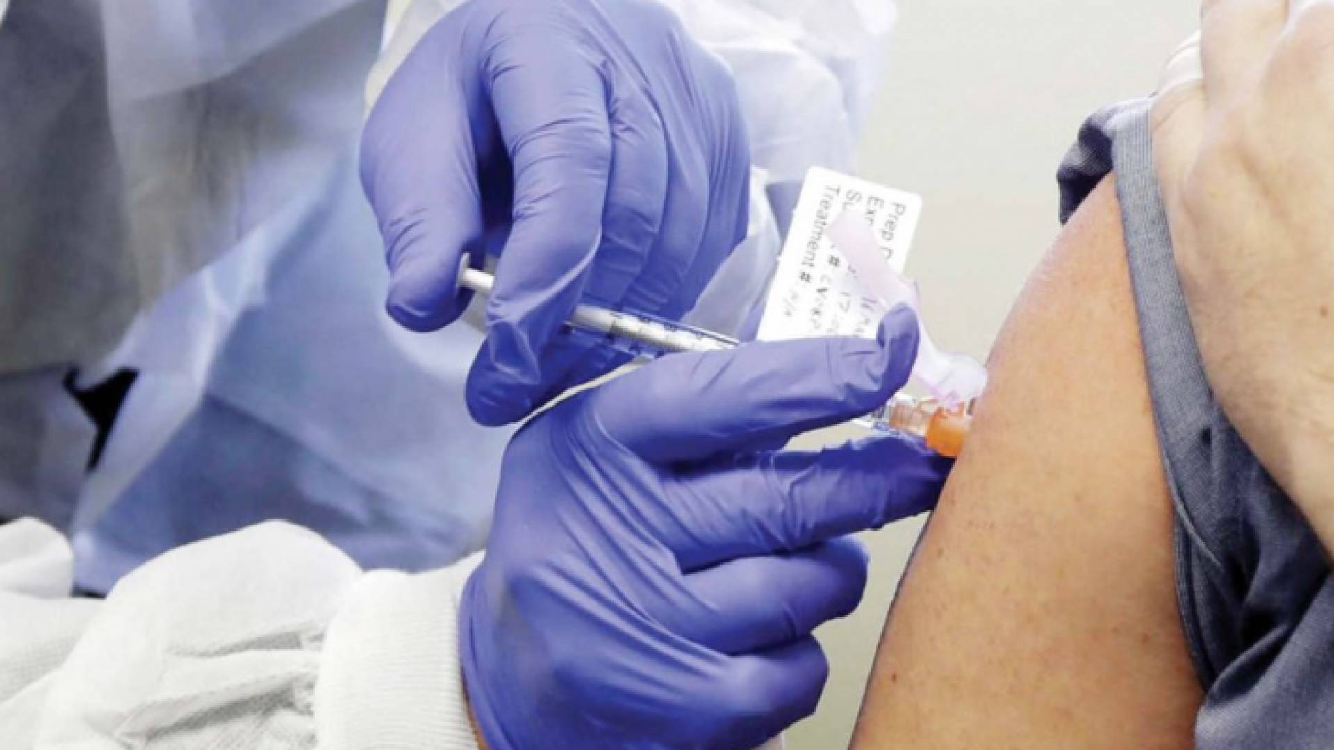 شخص يتلقى لقاح