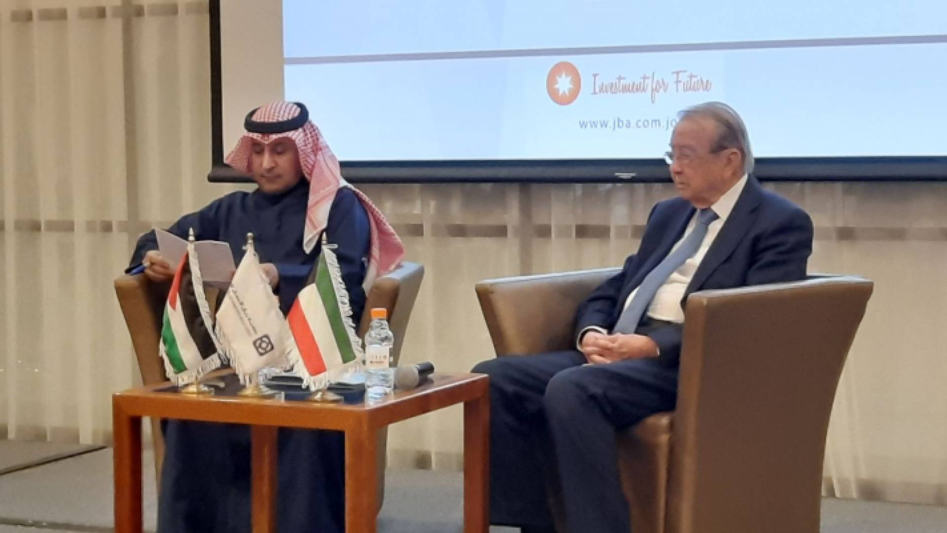 رئيس جمعية رجال الأعمال الأردنيين حمدي الطباع والسفير الكويتي عزيز الديحاني أثناء اللقاء