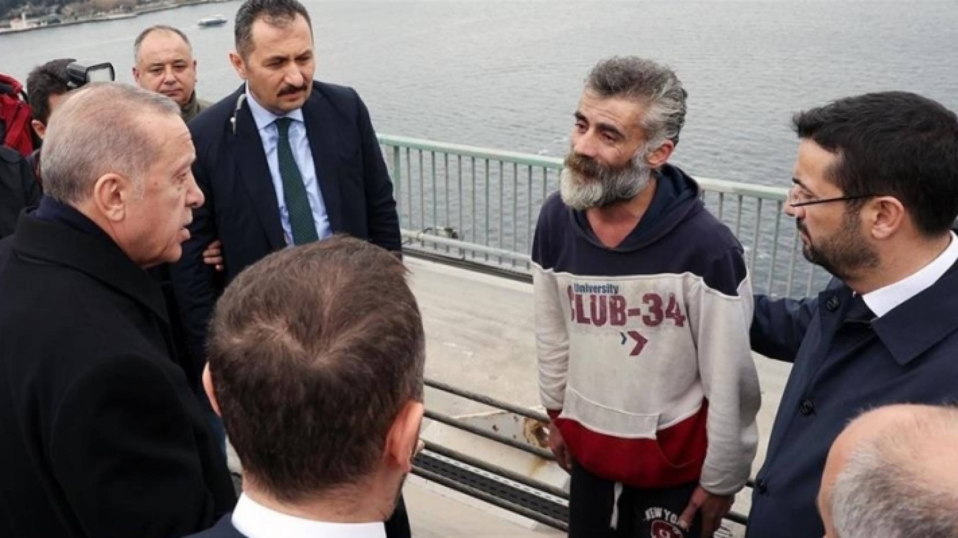 أردوغان أثناء التحدث مع المواطن