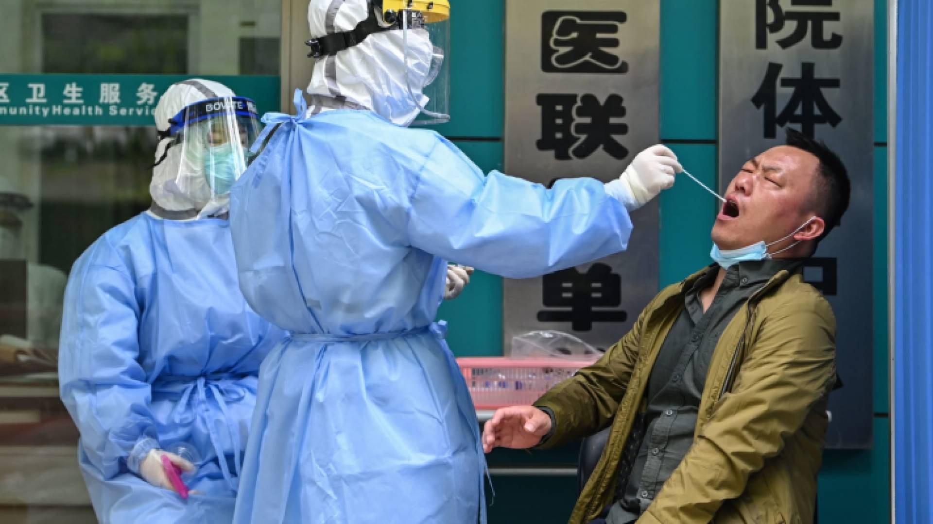 صيني يجري فحص كورونا