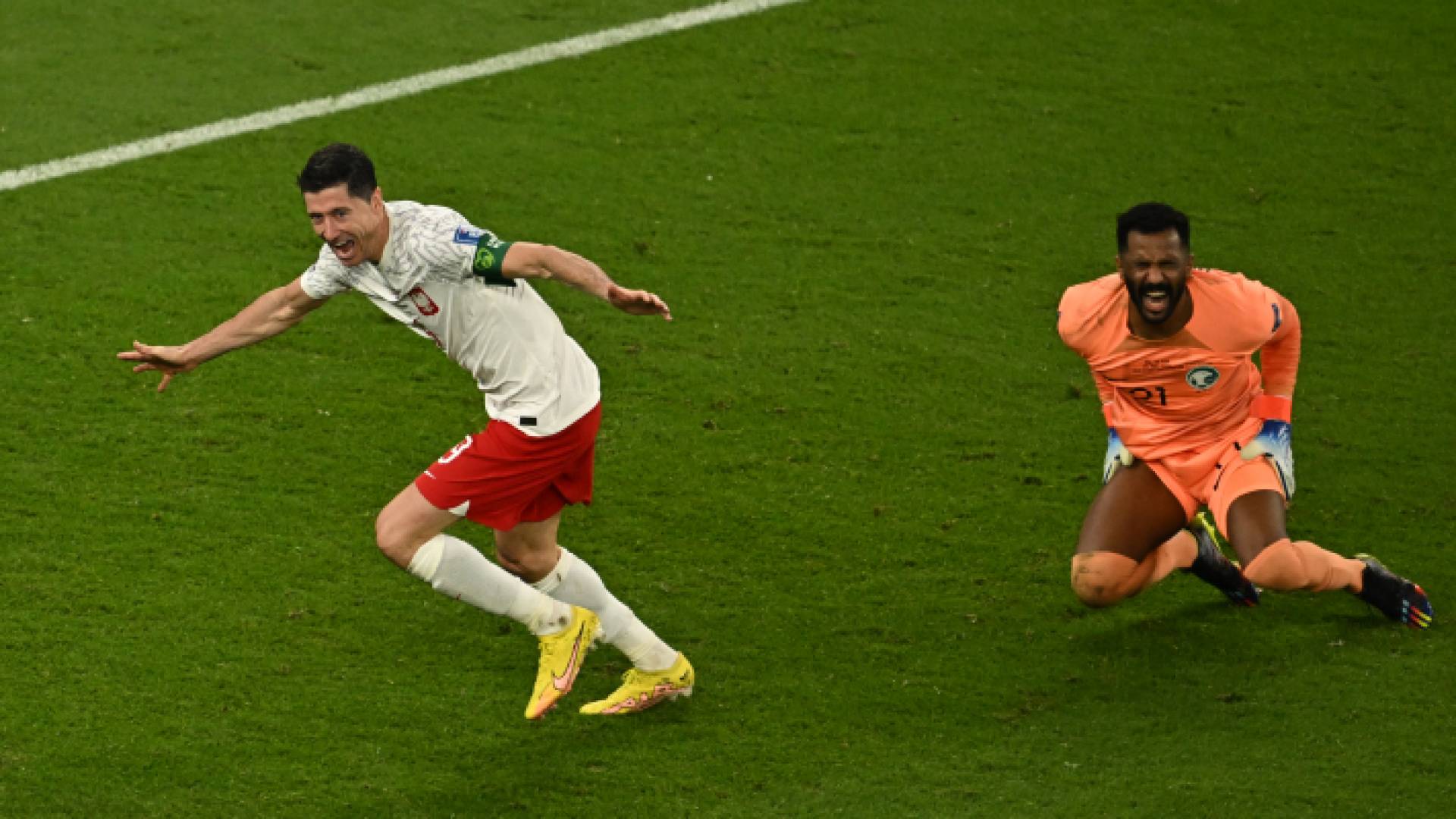 ليفاندوفسكي يحتفل بالهدف الثاني