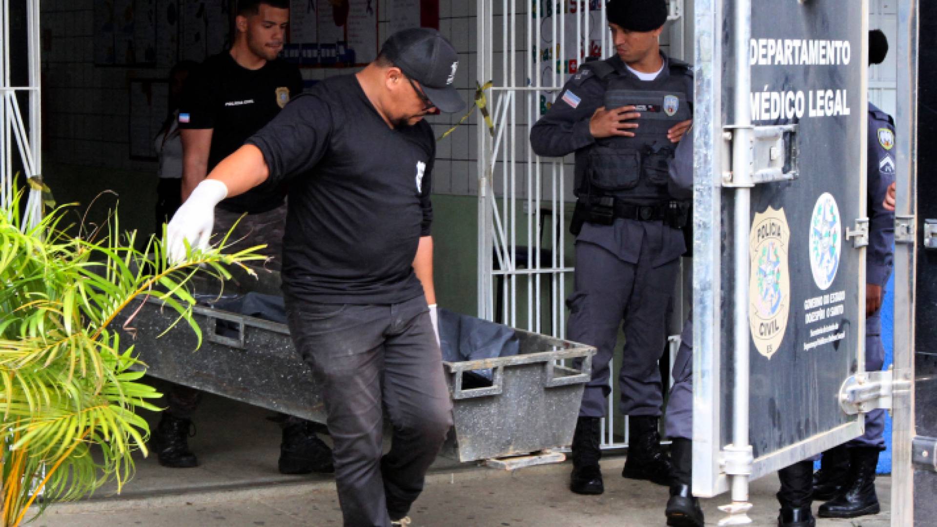 أثناء نقل أحد ضحايا الهجوم