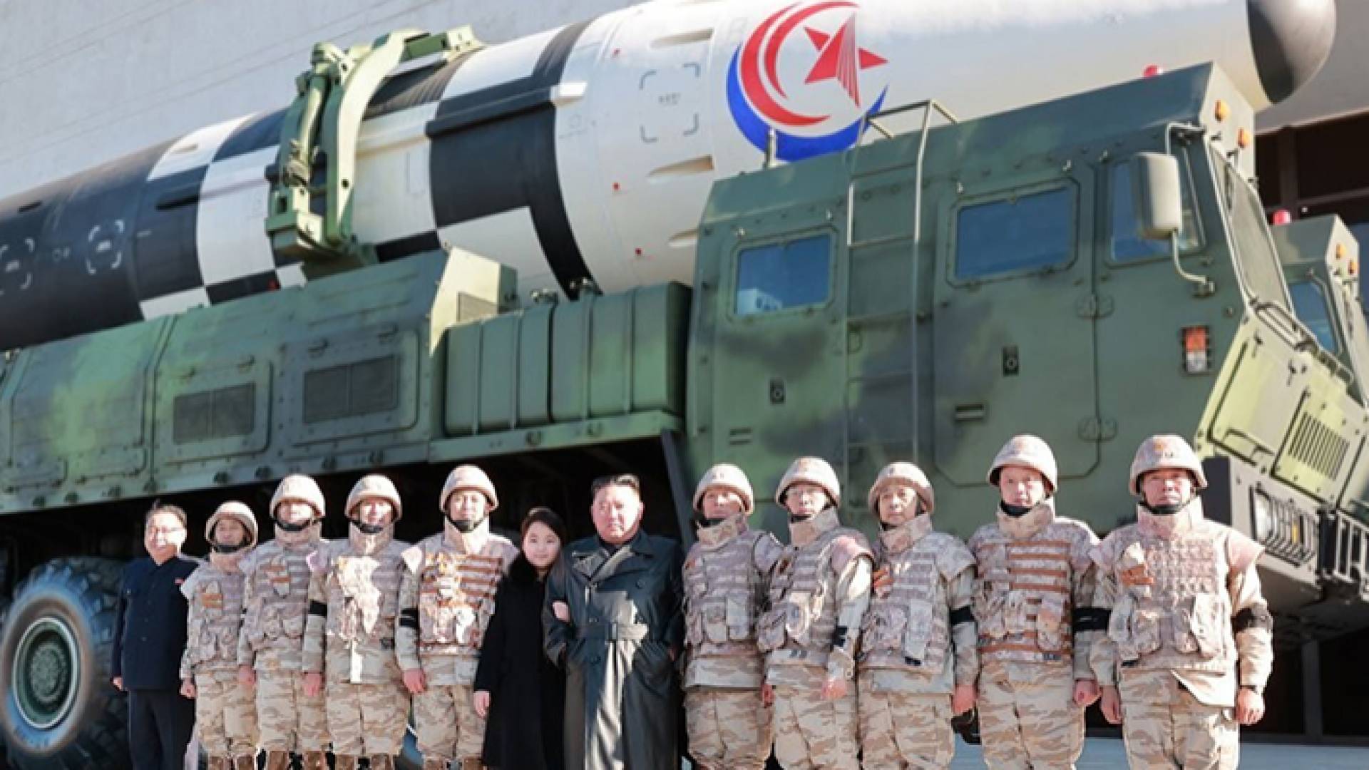 الزعيم الكوري الشمالي كيم جونغ أون رفقة الجنود والعلماء الذين طوروا صاروخ هواسنغ -17 الجديد