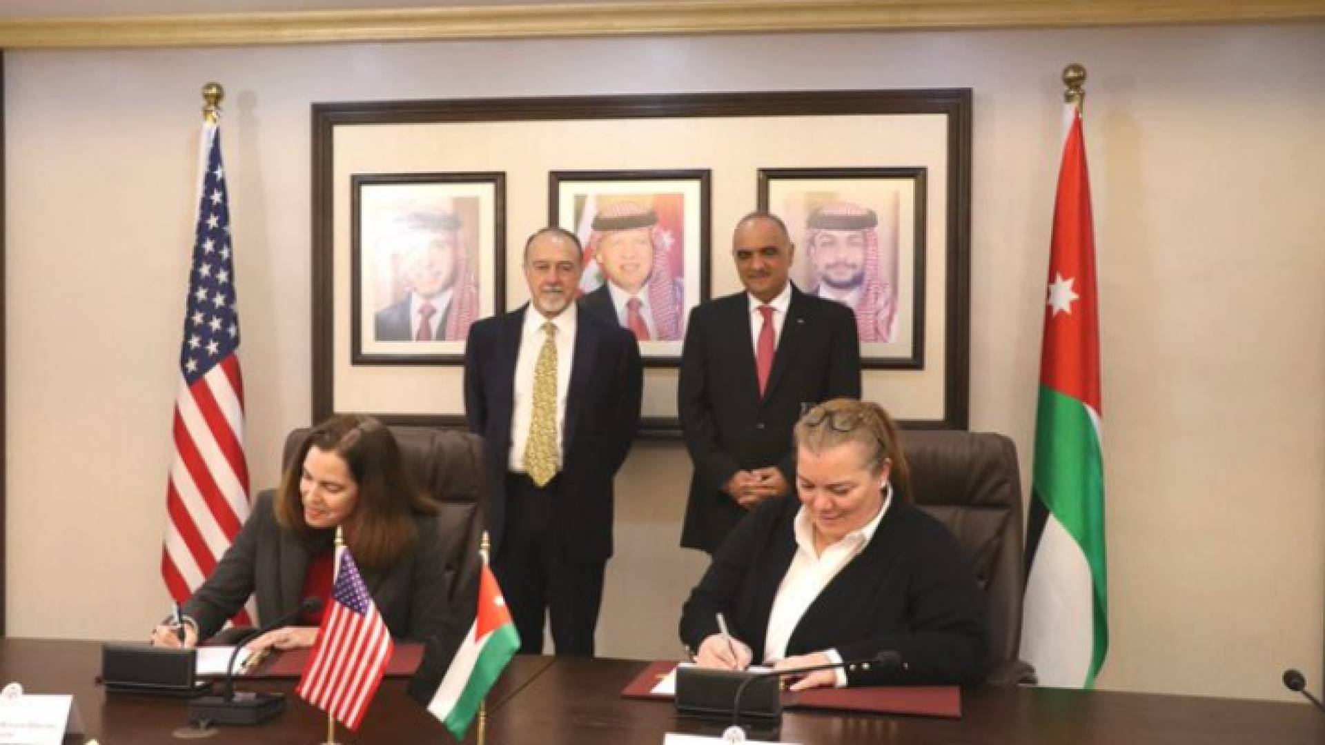 رئيس الوزراء خلال رعايته لتوقيع الاتفاقية